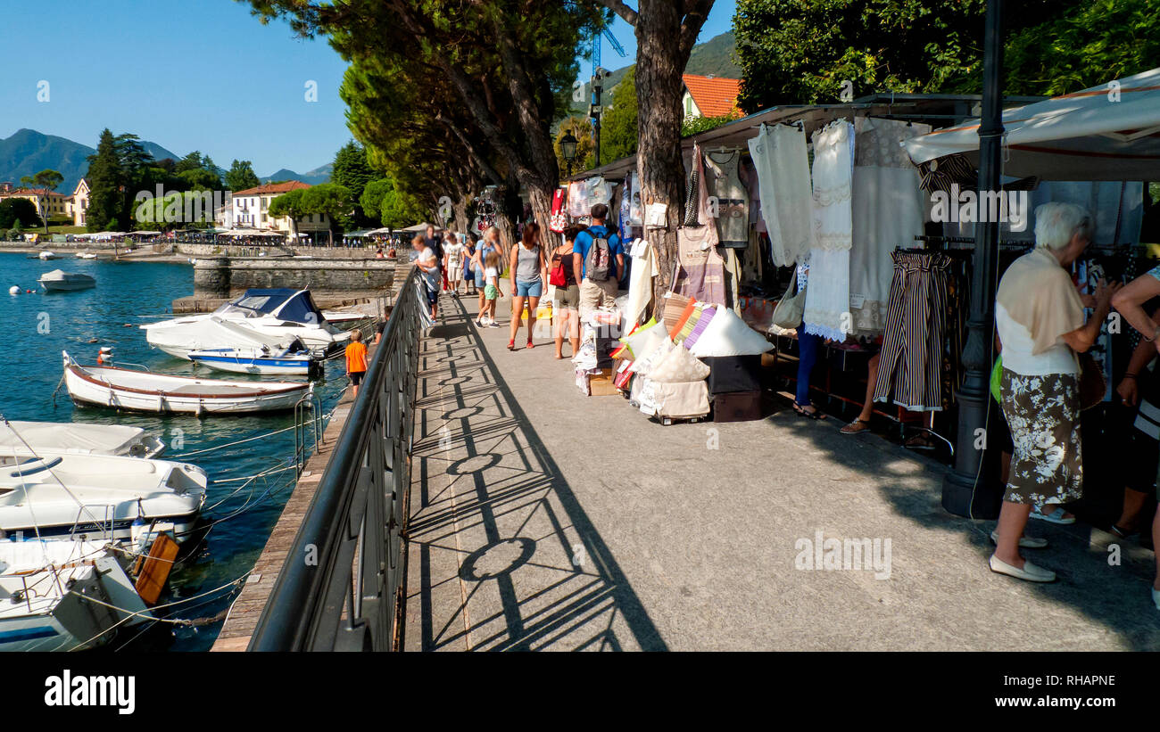 Promenade von Lenno, am Ufer Comer See, in Italien mit Markt Stock Photo