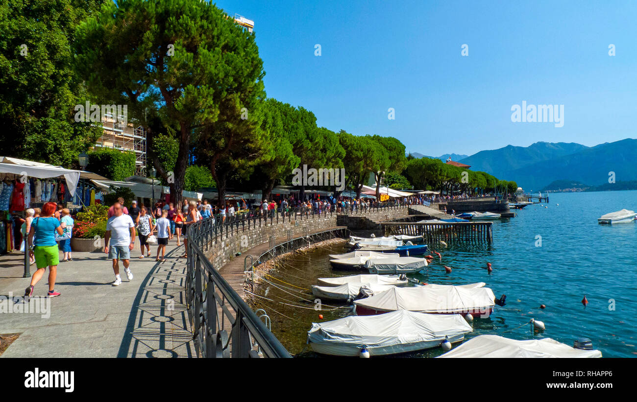 Promenade von Lenno, am Ufer Comer See, in Italien mit Markt Stock Photo