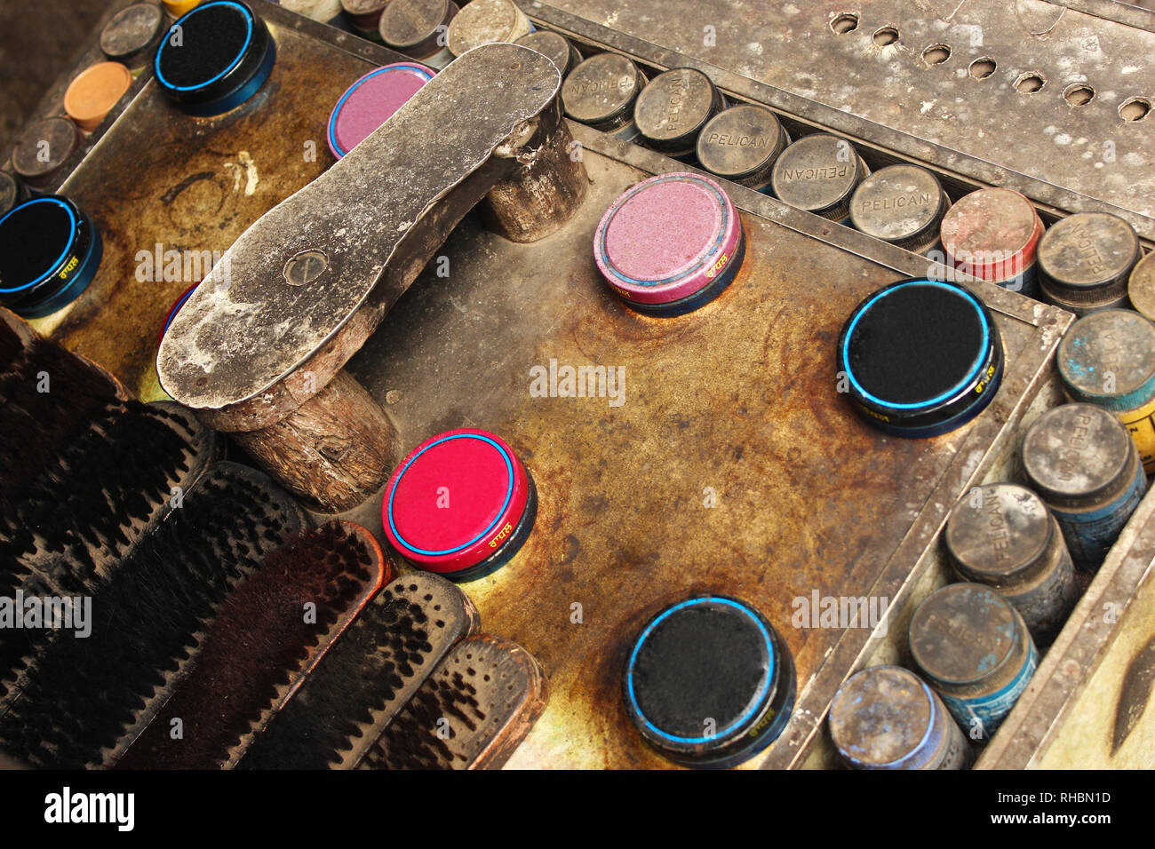 Shoe stand, brushes and shoe polish box on street, Maharashtra, India Stock Photo