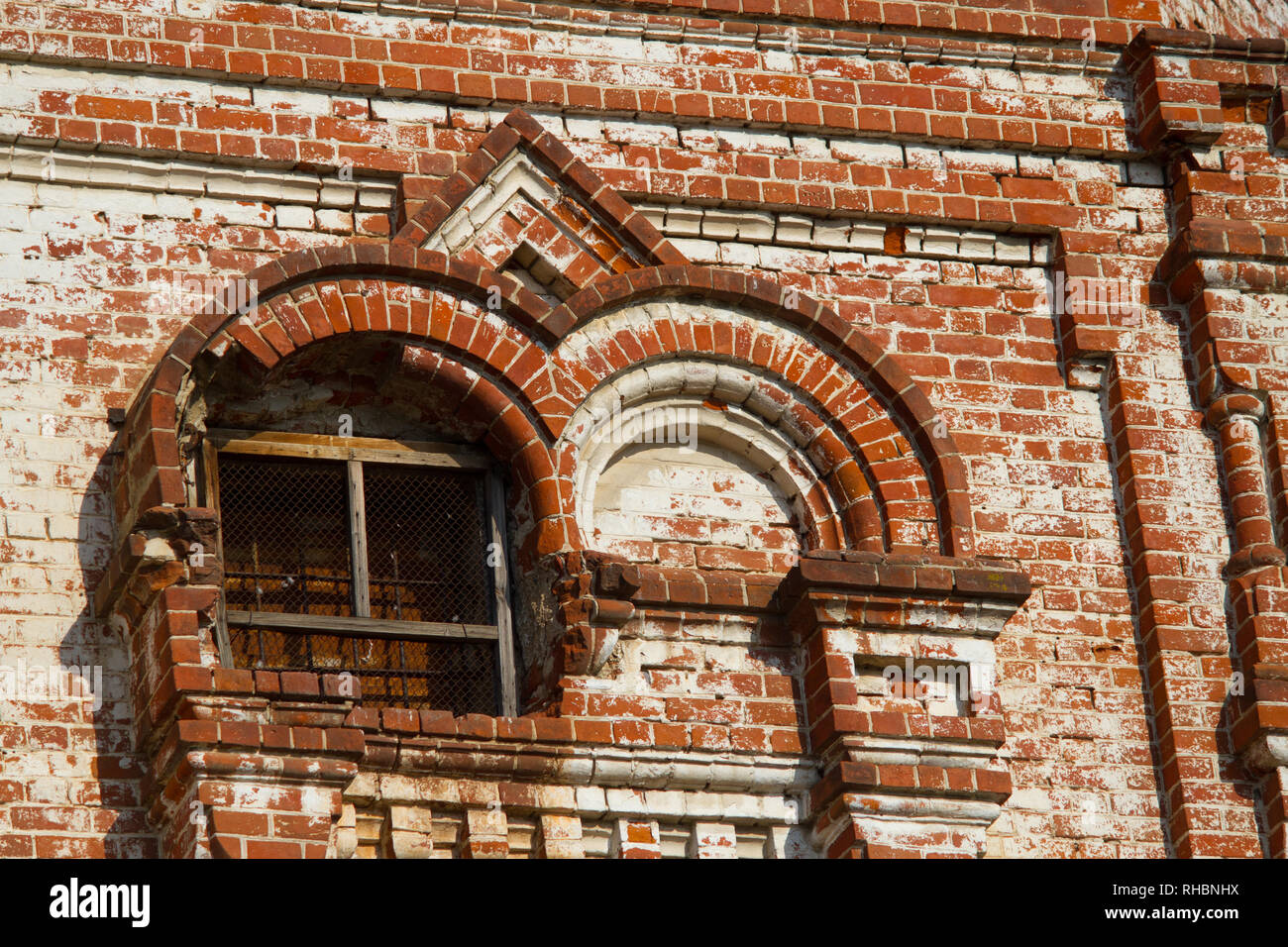 Medieval keyhole window hi-res stock photography and images - Alamy