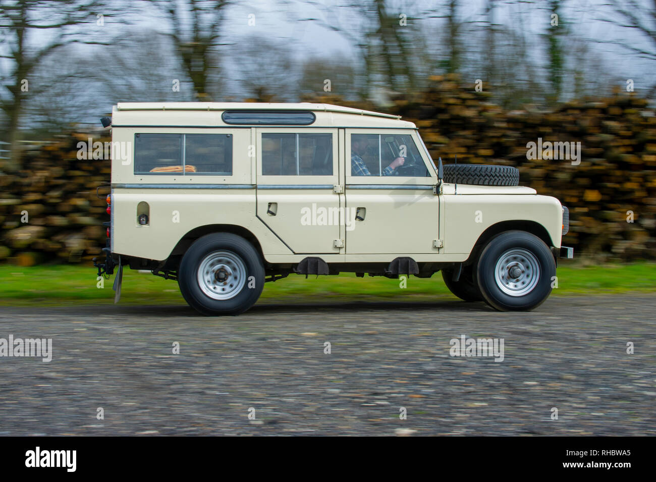 Land rover 109 hi-res photography and images Alamy