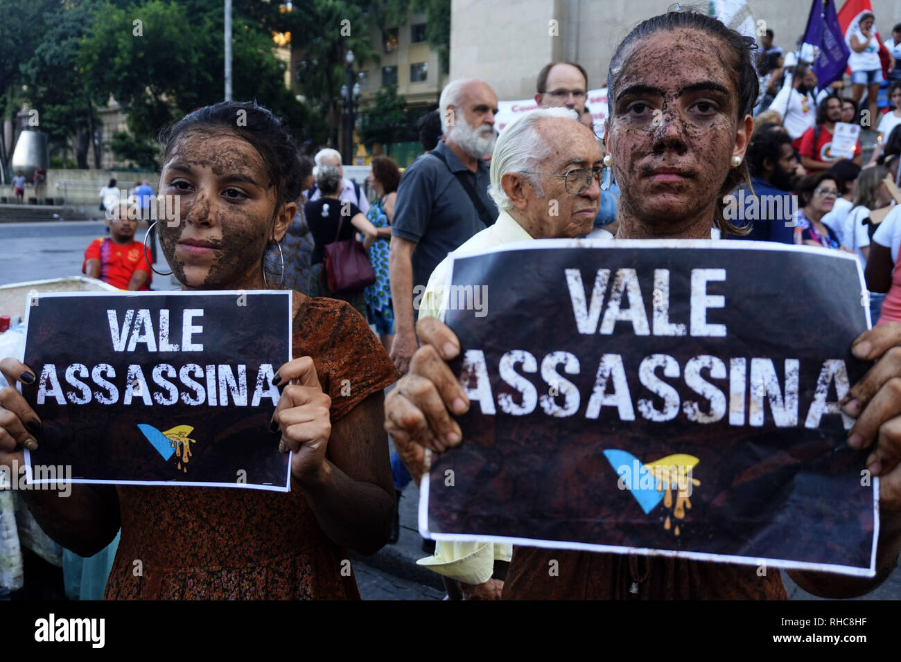 February 1, 2019 - SÃ£O Paulo, SÃ£o Paulo, Brazil - SÃ£o Paulo (SP), 01/02/2019 - ATO BRUMADINHO - Act in solidarity with the victims of Brumadinho - MAB, Movement of the Affected by Dams, promoted at the beginning of the night of this Friday 01 in Praca da Se, downtown Sao Paulo, a act in solidarity with the victims of the tragedy with the rupture of the Mina Corrego do Feijao dam in Brumadinho, Minas Gerais. Today the tragedy completes 1 week, when 12 hours and 28 minutes last Friday, the dam gave way, releasing an avalanche of ore tailings. Credit: Cris Faga/ZUMA Wire/Alamy Live News Stock Photo