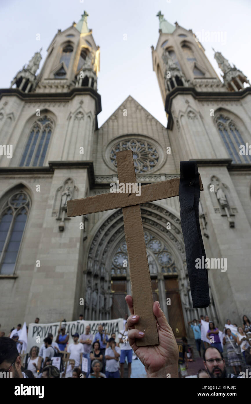 February 1, 2019 - SÃ£O Paulo, SÃ£o Paulo, Brazil - SÃ£o Paulo (SP), 01/02/2019 - ATO BRUMADINHO - Act in solidarity with the victims of Brumadinho - MAB, Movement of the Affected by Dams, promoted at the beginning of the night of this Friday 01 in Praca da Se, downtown Sao Paulo, a act in solidarity with the victims of the tragedy with the rupture of the Mina Corrego do Feijao dam in Brumadinho, Minas Gerais. Today the tragedy completes 1 week, when 12 hours and 28 minutes last Friday, the dam gave way, releasing an avalanche of ore tailings. Credit: Cris Faga/ZUMA Wire/Alamy Live News Stock Photo