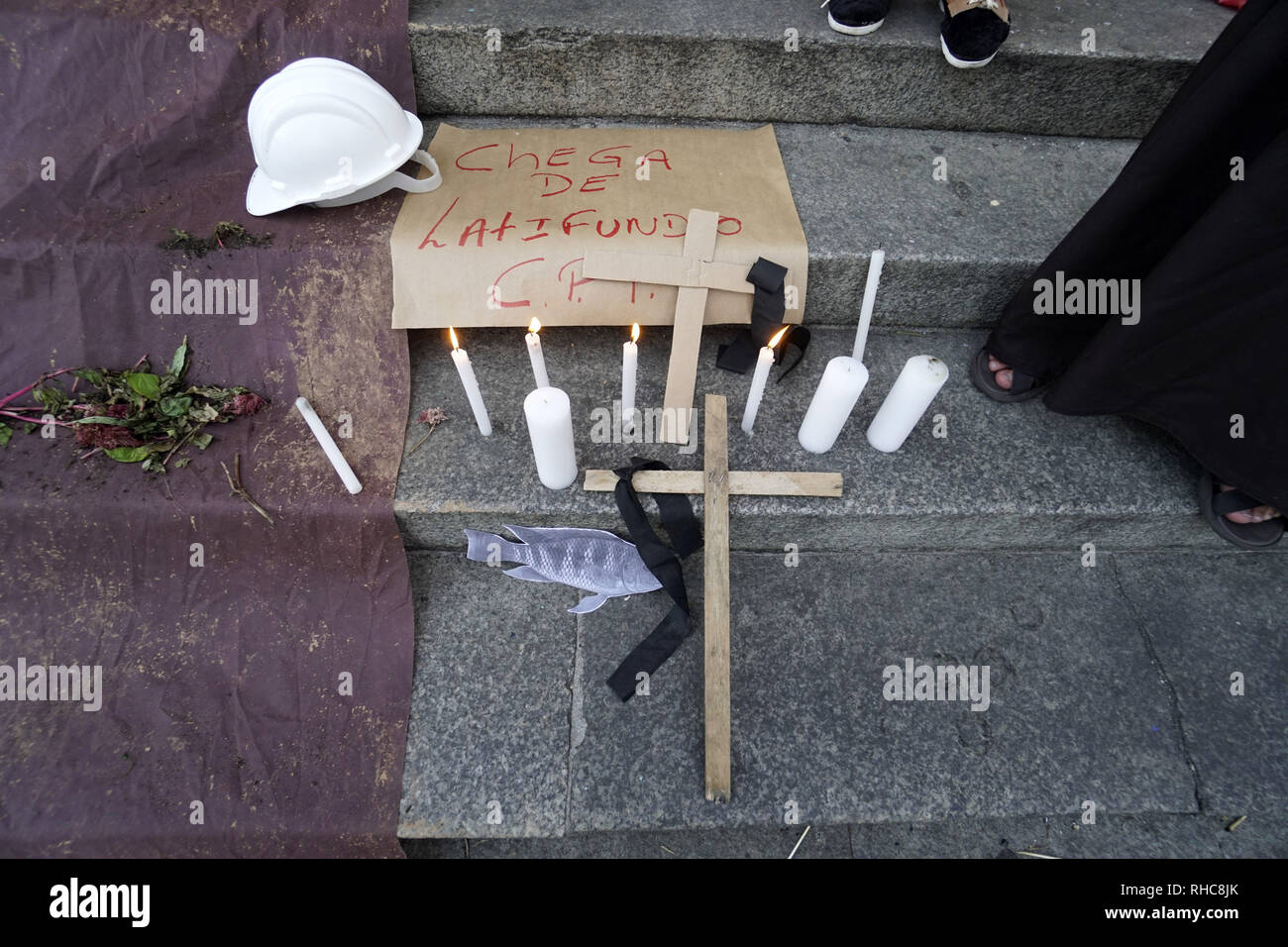 February 1, 2019 - SÃ£O Paulo, SÃ£o Paulo, Brazil - SÃ£o Paulo (SP), 01/02/2019 - ATO BRUMADINHO - Act in solidarity with the victims of Brumadinho - MAB, Movement of the Affected by Dams, promoted at the beginning of the night of this Friday 01 in Praca da Se, downtown Sao Paulo, a act in solidarity with the victims of the tragedy with the rupture of the Mina Corrego do Feijao dam in Brumadinho, Minas Gerais. Today the tragedy completes 1 week, when 12 hours and 28 minutes last Friday, the dam gave way, releasing an avalanche of ore tailings. Credit: Cris Faga/ZUMA Wire/Alamy Live News Stock Photo