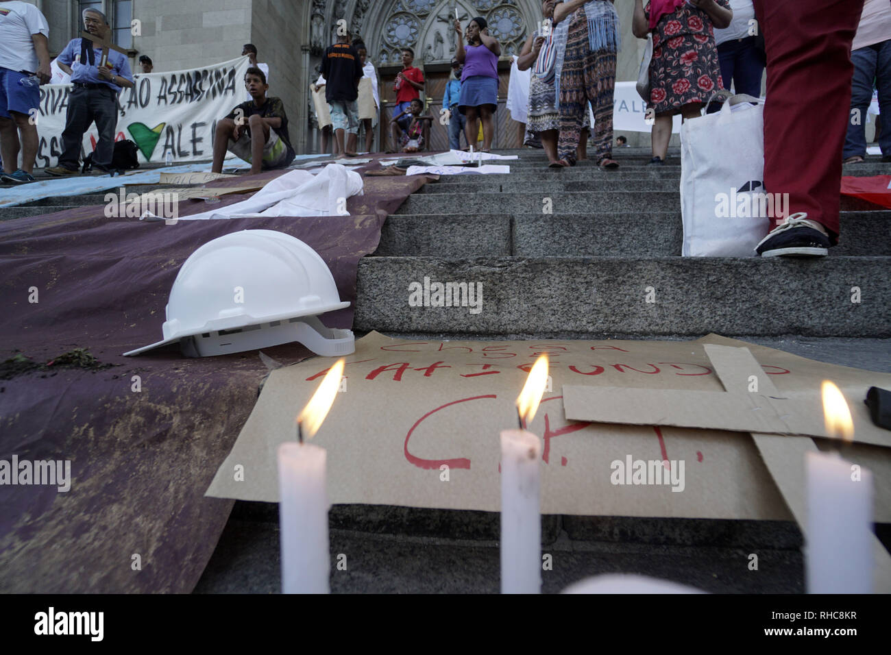 February 1, 2019 - SÃ£O Paulo, SÃ£o Paulo, Brazil - SÃ£o Paulo (SP), 01/02/2019 - ATO BRUMADINHO - Act in solidarity with the victims of Brumadinho - MAB, Movement of the Affected by Dams, promoted at the beginning of the night of this Friday 01 in Praca da Se, downtown Sao Paulo, a act in solidarity with the victims of the tragedy with the rupture of the Mina Corrego do Feijao dam in Brumadinho, Minas Gerais. Today the tragedy completes 1 week, when 12 hours and 28 minutes last Friday, the dam gave way, releasing an avalanche of ore tailings. Credit: Cris Faga/ZUMA Wire/Alamy Live News Stock Photo