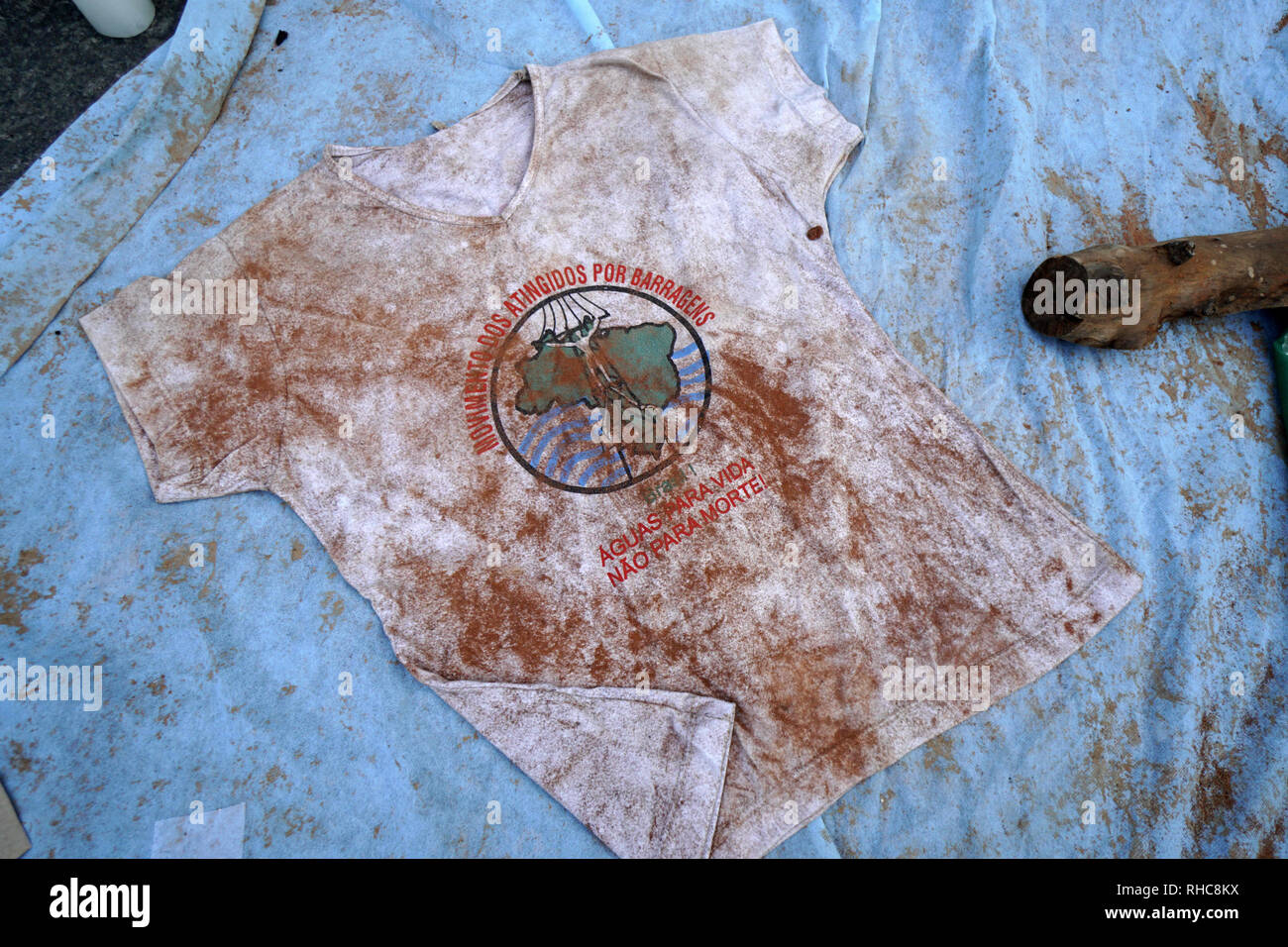 February 1, 2019 - SÃ£O Paulo, SÃ£o Paulo, Brazil - SÃ£o Paulo (SP), 01/02/2019 - ATO BRUMADINHO - Act in solidarity with the victims of Brumadinho - MAB, Movement of the Affected by Dams, promoted at the beginning of the night of this Friday 01 in Praca da Se, downtown Sao Paulo, a act in solidarity with the victims of the tragedy with the rupture of the Mina Corrego do Feijao dam in Brumadinho, Minas Gerais. Today the tragedy completes 1 week, when 12 hours and 28 minutes last Friday, the dam gave way, releasing an avalanche of ore tailings. Credit: Cris Faga/ZUMA Wire/Alamy Live News Stock Photo