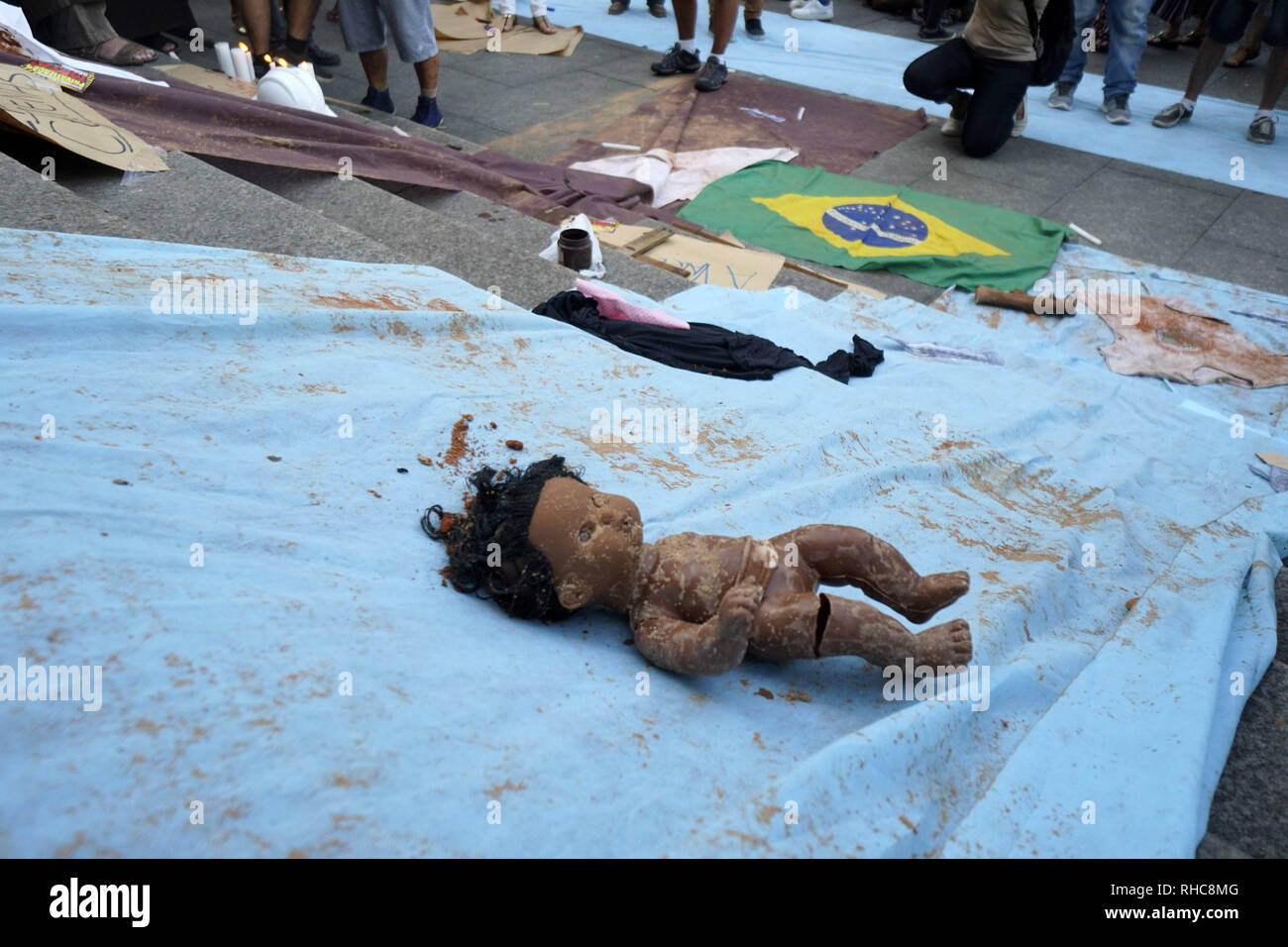 February 1, 2019 - SÃ£O Paulo, SÃ£o Paulo, Brazil - SÃ£o Paulo (SP), 01/02/2019 - ATO BRUMADINHO - Act in solidarity with the victims of Brumadinho - MAB, Movement of the Affected by Dams, promoted at the beginning of the night of this Friday 01 in Praca da Se, downtown Sao Paulo, a act in solidarity with the victims of the tragedy with the rupture of the Mina Corrego do Feijao dam in Brumadinho, Minas Gerais. Today the tragedy completes 1 week, when 12 hours and 28 minutes last Friday, the dam gave way, releasing an avalanche of ore tailings. Credit: Cris Faga/ZUMA Wire/Alamy Live News Stock Photo