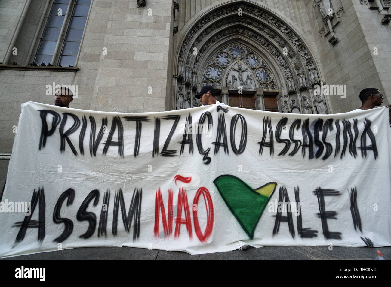 February 1, 2019 - SÃ£O Paulo, SÃ£o Paulo, Brazil - SÃ£o Paulo (SP), 01/02/2019 - ATO BRUMADINHO - Act in solidarity with the victims of Brumadinho - MAB, Movement of the Affected by Dams, promoted at the beginning of the night of this Friday 01 in Praca da Se, downtown Sao Paulo, a act in solidarity with the victims of the tragedy with the rupture of the Mina Corrego do Feijao dam in Brumadinho, Minas Gerais. Today the tragedy completes 1 week, when 12 hours and 28 minutes last Friday, the dam gave way, releasing an avalanche of ore tailings. Credit: Cris Faga/ZUMA Wire/Alamy Live News Stock Photo