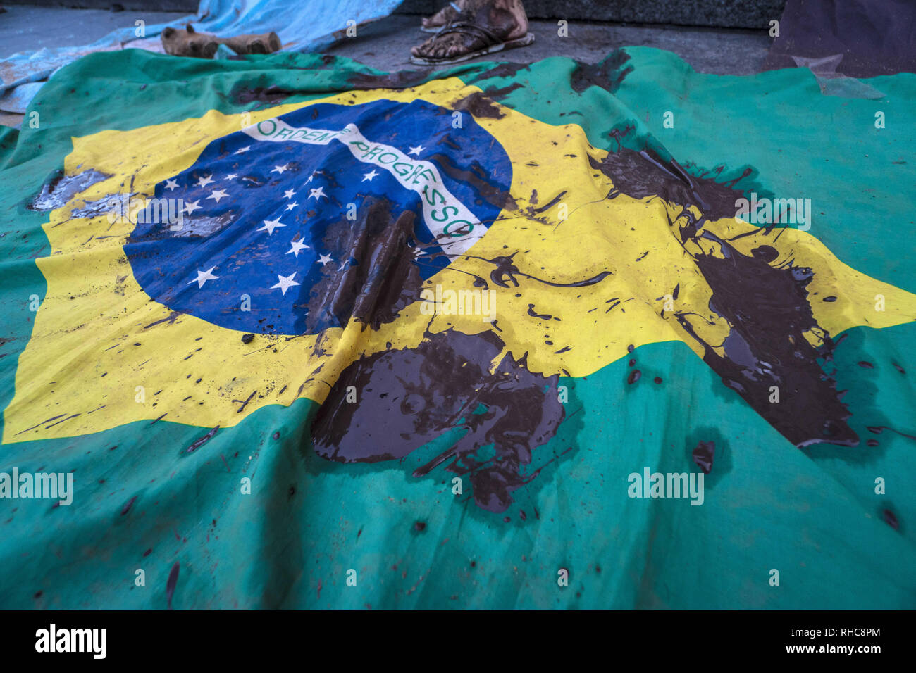 February 1, 2019 - SÃ£O Paulo, SÃ£o Paulo, Brazil - SÃ£o Paulo (SP), 01/02/2019 - ATO BRUMADINHO - Act in solidarity with the victims of Brumadinho - MAB, Movement of the Affected by Dams, promoted at the beginning of the night of this Friday 01 in Praca da Se, downtown Sao Paulo, a act in solidarity with the victims of the tragedy with the rupture of the Mina Corrego do Feijao dam in Brumadinho, Minas Gerais. Today the tragedy completes 1 week, when 12 hours and 28 minutes last Friday, the dam gave way, releasing an avalanche of ore tailings. Credit: Cris Faga/ZUMA Wire/Alamy Live News Stock Photo