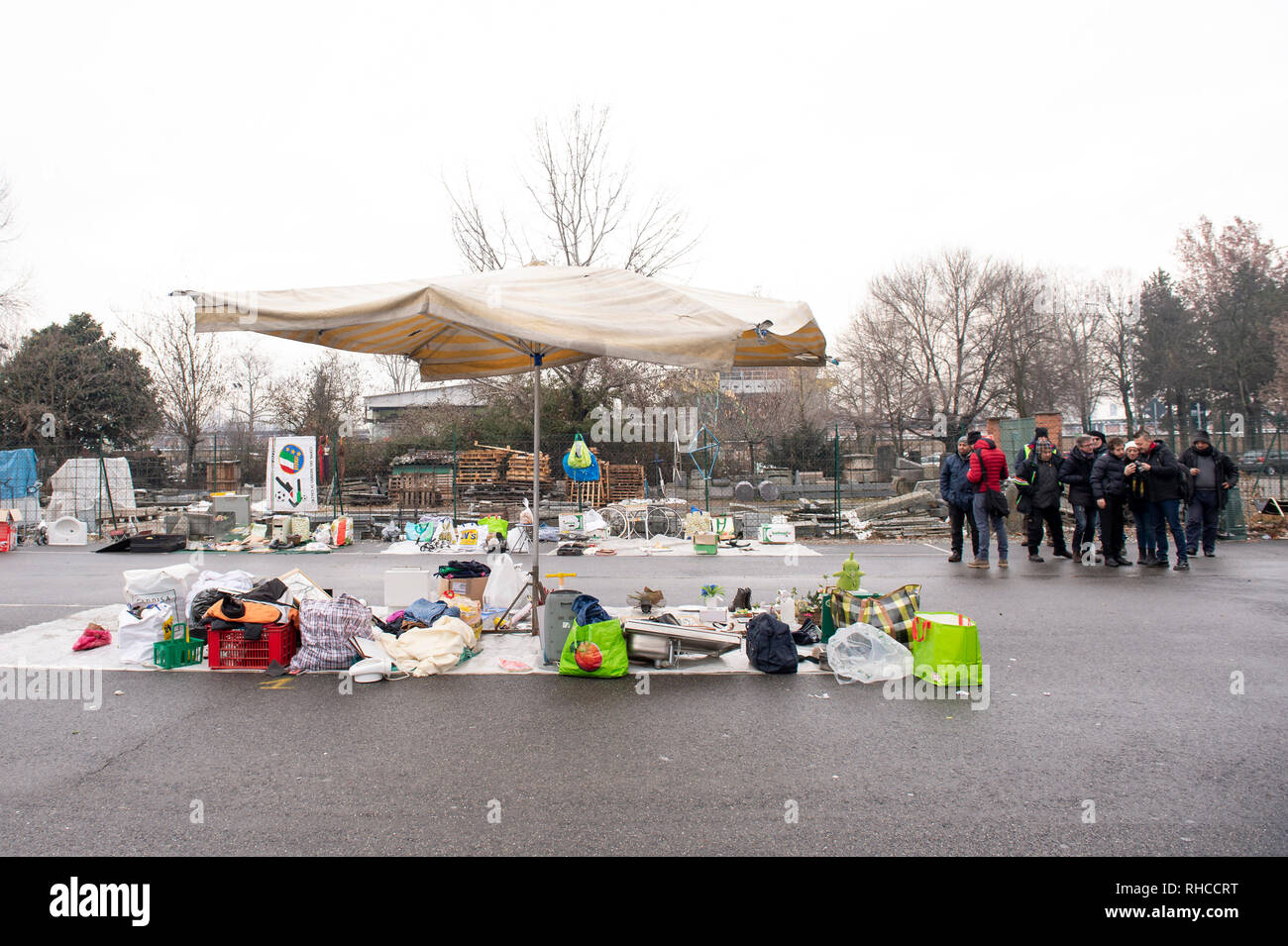 Foto LaPresse/Nicol&#xf2; Campo  2/02/2019 Torino (Italia)  Cronaca Barattolo, la maggior parte dei commercianti non rispetta l'ordinanza comunale che prevede lo spostamento del mercato in via Carcano Nella foto: i banchi in via Carcano  Photo LaPresse/Nicol&#xf2; Campo  February 2, 2019 Turin (Italy)  News Barattolo, most traders do not respect the municipal ordinance In the picture: the banks of via Carcano Stock Photo