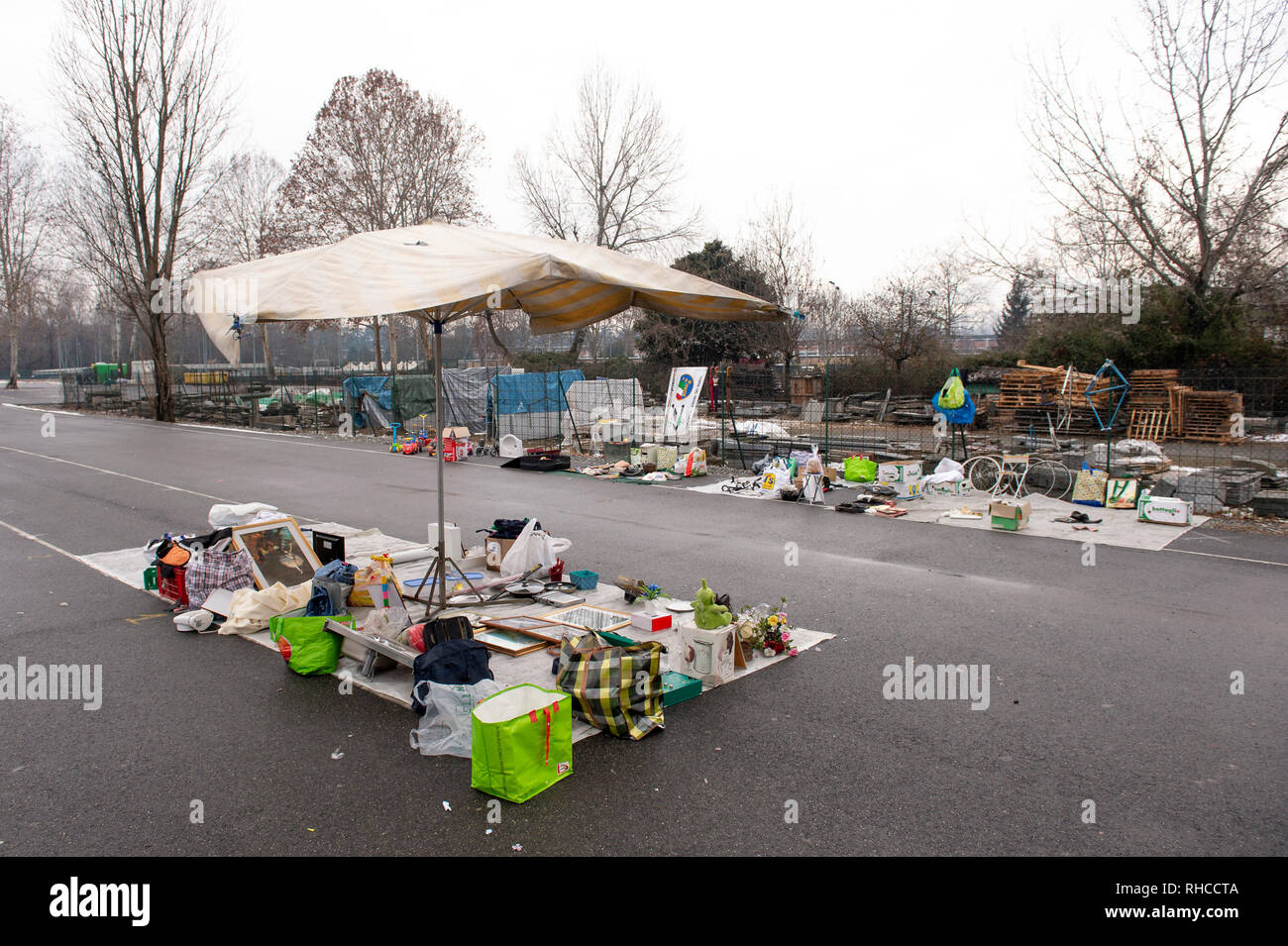 Foto LaPresse/Nicol&#xf2; Campo  2/02/2019 Torino (Italia)  Cronaca Barattolo, la maggior parte dei commercianti non rispetta l'ordinanza comunale che prevede lo spostamento del mercato in via Carcano Nella foto: i banchi in via Carcano  Photo LaPresse/Nicol&#xf2; Campo  February 2, 2019 Turin (Italy)  News Barattolo, most traders do not respect the municipal ordinance In the picture: the banks of via Carcano Stock Photo