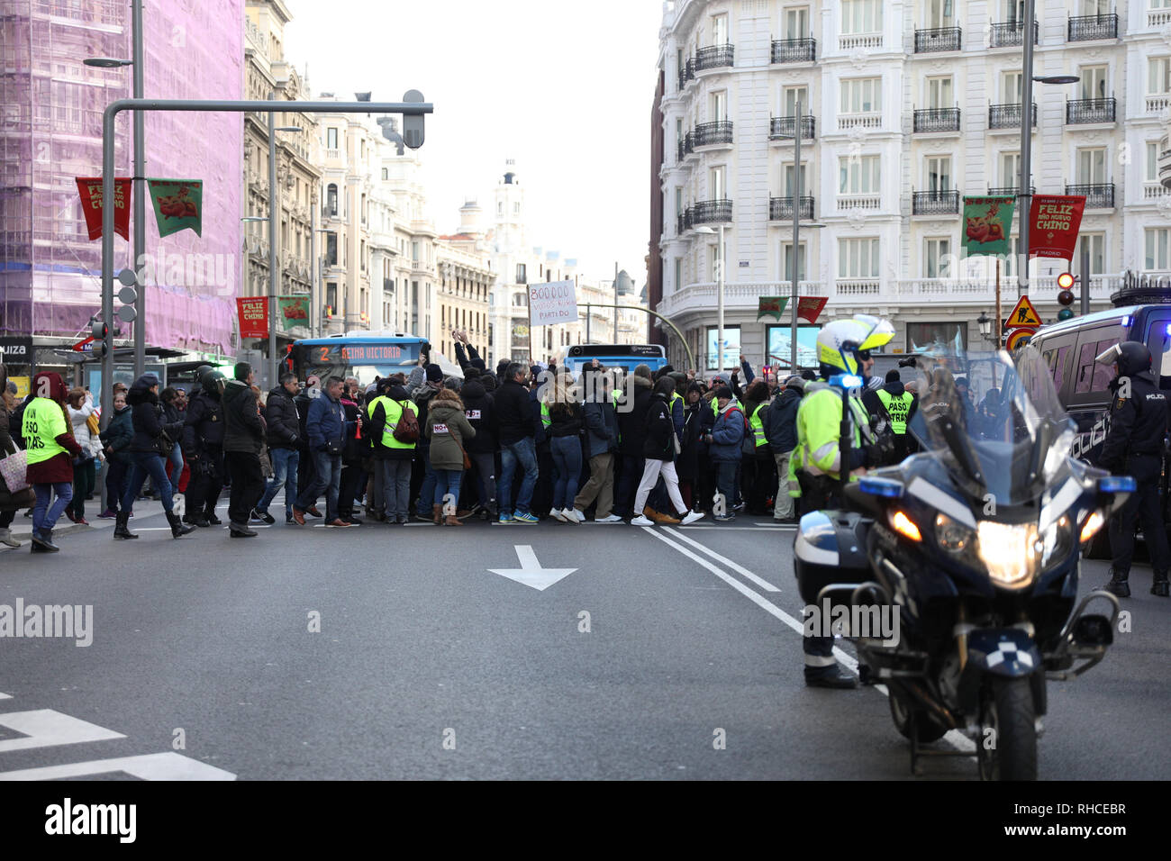 Madrid, Spain. 2nd Feb, 2019. The taxi drivers seen trying to cut the street Gran Via but prevented by police during the protest.The taxi drivers of Madrid transferred the protests of their thirteenth day of strike to the demonstration of the pensioners who traveled from 12 noon to the center of the capital to claim decent pensions. Credit: Jesus Hellin/SOPA Images/ZUMA Wire/Alamy Live News Stock Photo