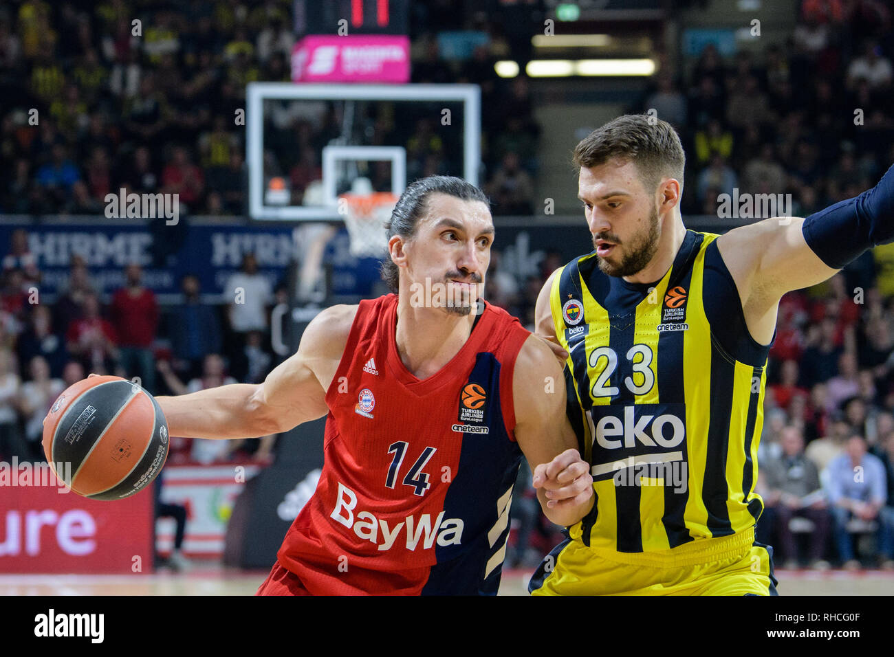 31 January 2019, Bavaria, München: Basketball: Euroleague, FC Bayern Munich  - Fenerbahce Istanbul, main round, 21st matchday in the Audi Dome. Marko  Guduric of Istanbul blocks Nihad Djedovic of Munich. Photo: Matthias