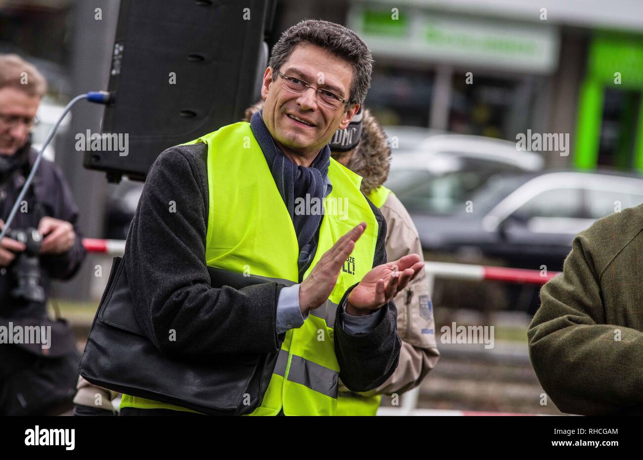 Munich, Bavaria, Germany. 2nd Feb, 2019. Wolfgang Wiehle of the far right Alternative for Germany AfD party supported the group and was also a speaker. Responding to the prospect of diesel auto bans in major cities in Germany, protestors assembled at an air quality monitoring station in Munich's city center. The event was organized by the Mobil in Deutschland automobile club and is the first protest against the diesel ban in Munich- the home of BMW. Numerous well-known right-extremists and far-right political figures were in attendance and participated, including numerous members of t Credit: Stock Photo