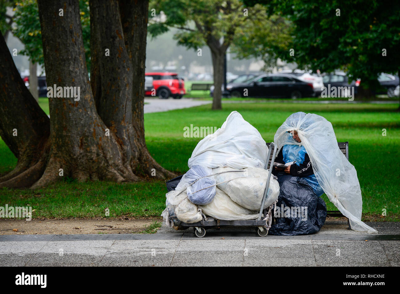 USA, Washington DC, homeless woman in park near White House / USA, Washington DC, obdachlose Frau im Park beim  weissen Haus Stock Photo