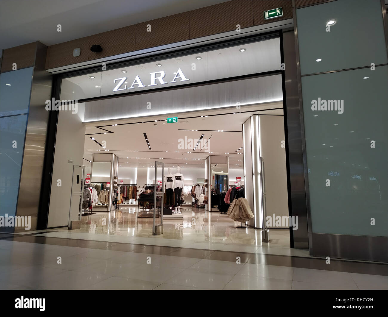 Page 2 - Zara Shop High Resolution Stock Photography and Images - Alamy