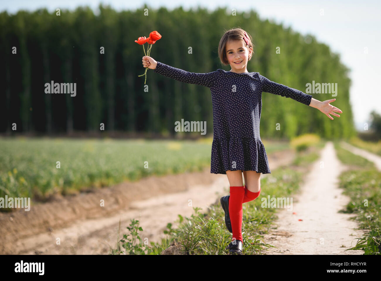 Маленькая девочка убегает. К моей девочки хожу. К моей девочки хожу. К моей девочки хожу. Девочка ходит.