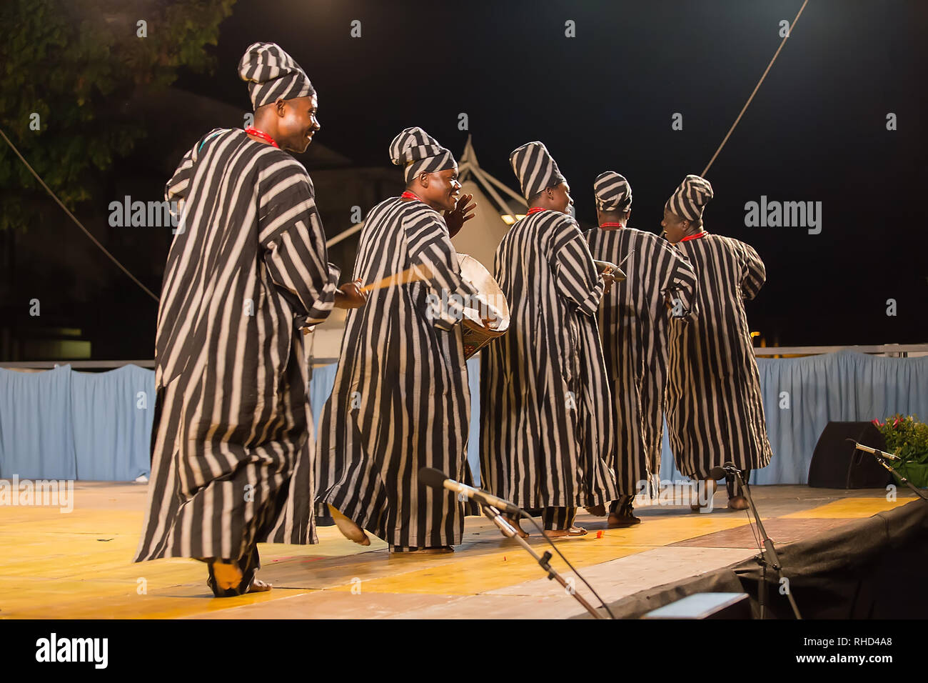 Benin costume hi-res stock photography and images - Alamy
