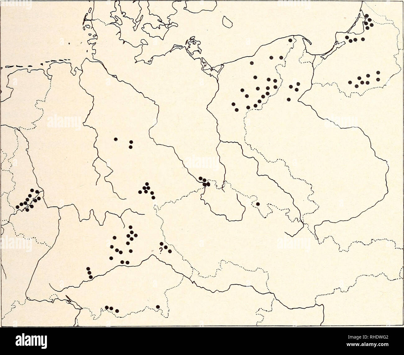 . Bonner zoologische Monographien. Zoology. 13 verfehlte. Niethammer (1938, p. 81) schätzt den Bestand schon wieder auf 100—110 Paare und vermerkt, daß der Uhu durch „planvolle Schutzmaßnah- men ... im Laufe der letzten Jahrzehnte allmählich wieder zugenommen&quot; hat. In der Sächsischen Schweiz z. B. wuchs der Bestand bis 1938 auf 4. Abb. 1. Brutplätze des Uhus in Deutschland im Jahre 1938 (nach Niethammer 1938, ergänzt nach März 1952, Mebs 1957 und Murr 1938). Paare an (März 1952), in Pommern auf 10—15 Paare (Banzhaf nach Ruthke 1952) und auch in den Alpen stellte man 1937 nach langen Jahre Stock Photo