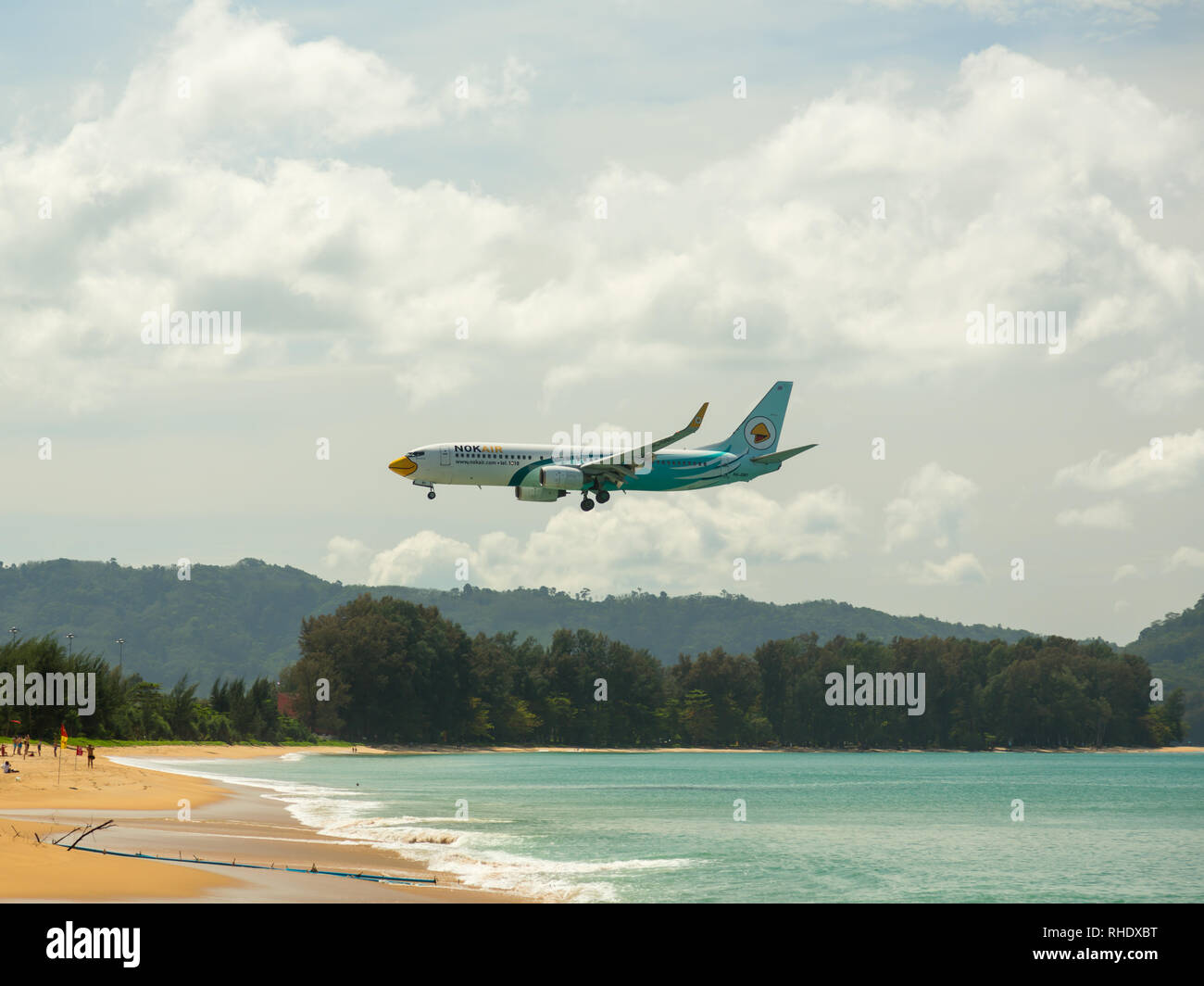 Boeing 737 flies in the sky Stock Photo - Alamy