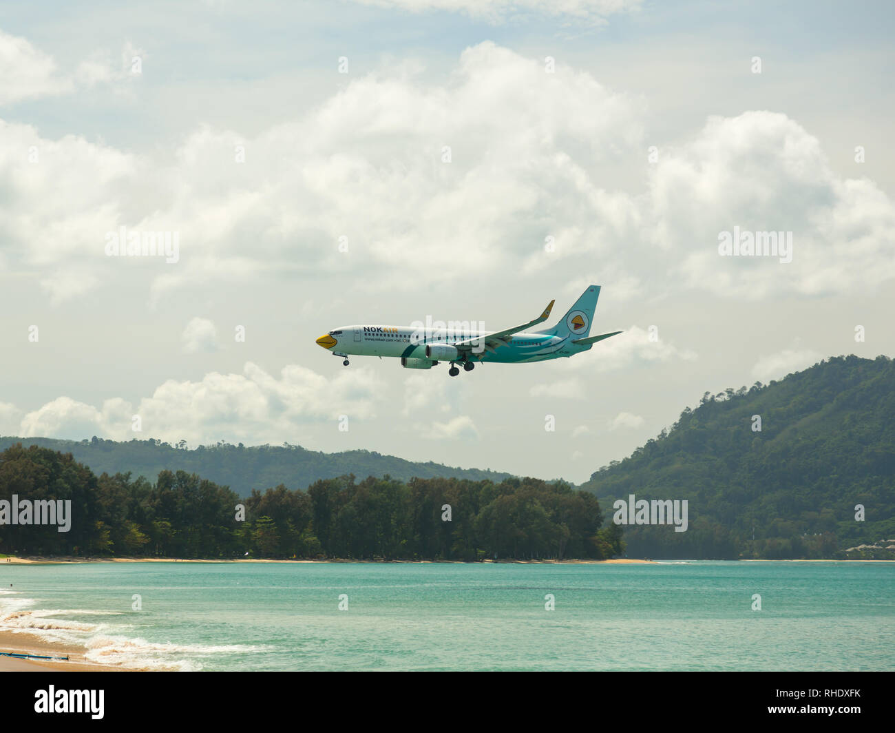 Boeing 737 flies in the sky Stock Photo - Alamy