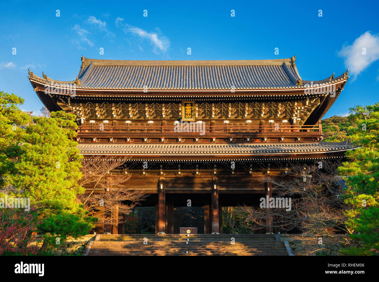 View of the imposing entrance of Chion-in, one of the most important buddhist temple in Kyoto Stock Photo