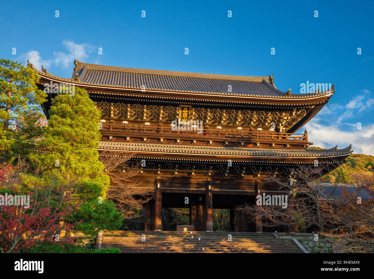 View of the imposing entrance of Chion-in, one of the most important buddhist temple in Kyoto Stock Photo