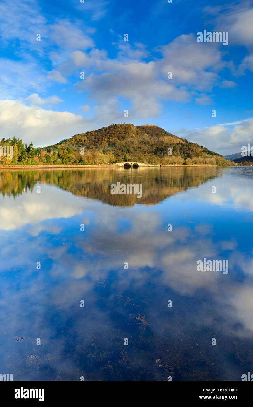 Dun na Cuaiche reflected in Inveraray Harbour on Loch Fyne. Stock Photo