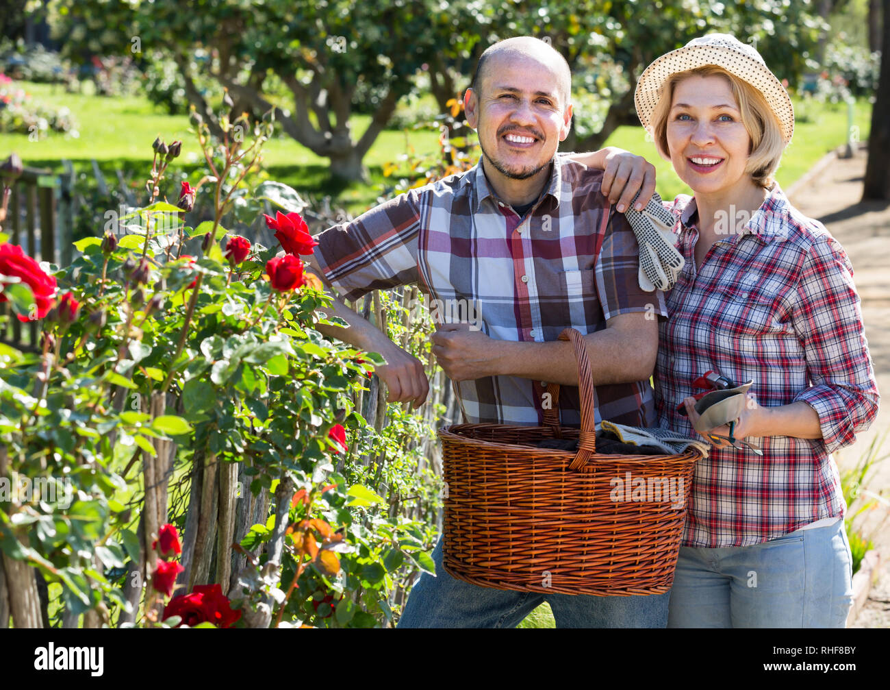 Pruning gardening man happy hat hi-res stock photography and images - Alamy