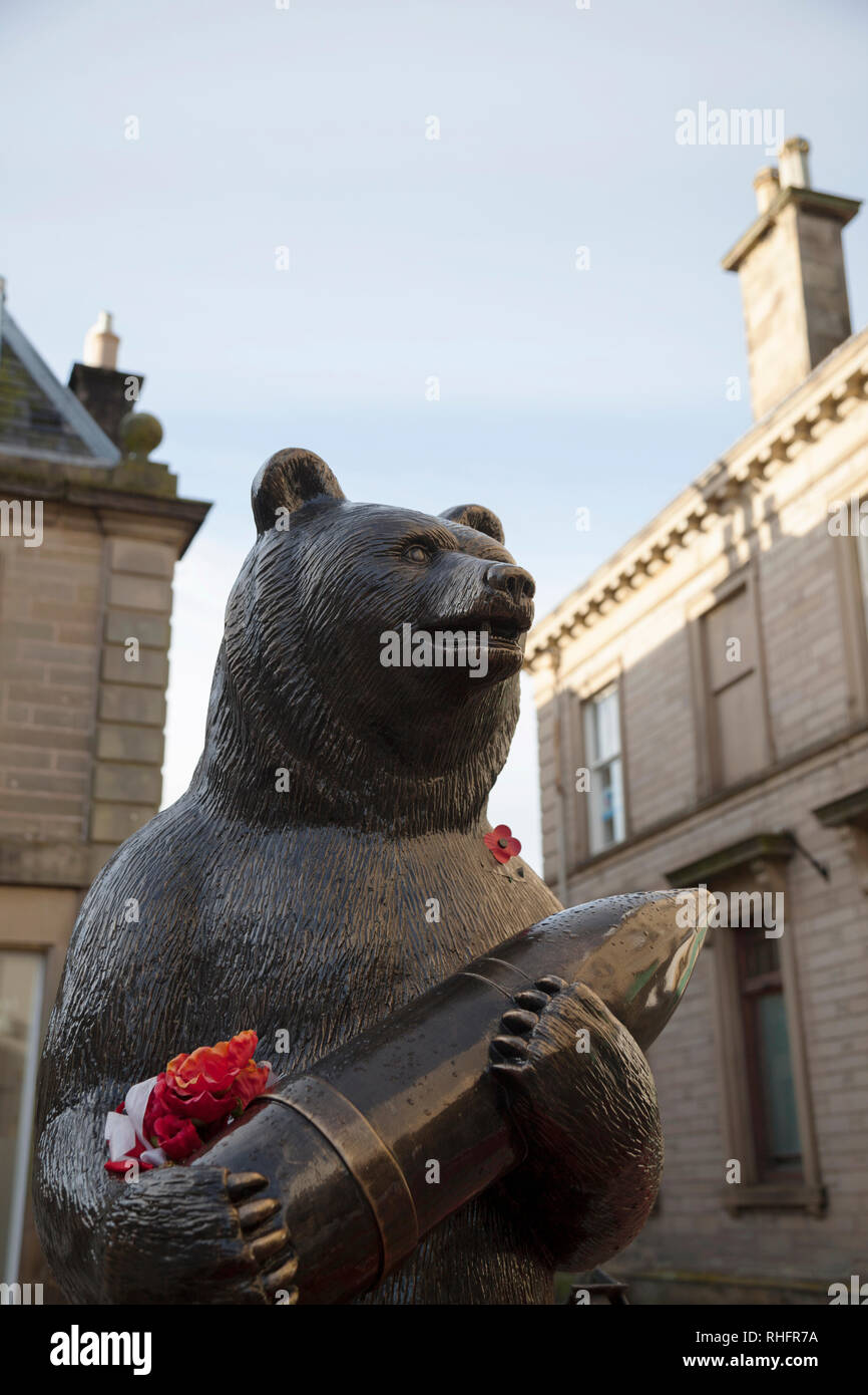 Soldier Bear statue, 'Wojtek' in Duns, Berwickshire, Scotland, who fought with Polish soldiers during the Battle of Monte Casino helping to carry shel Stock Photo