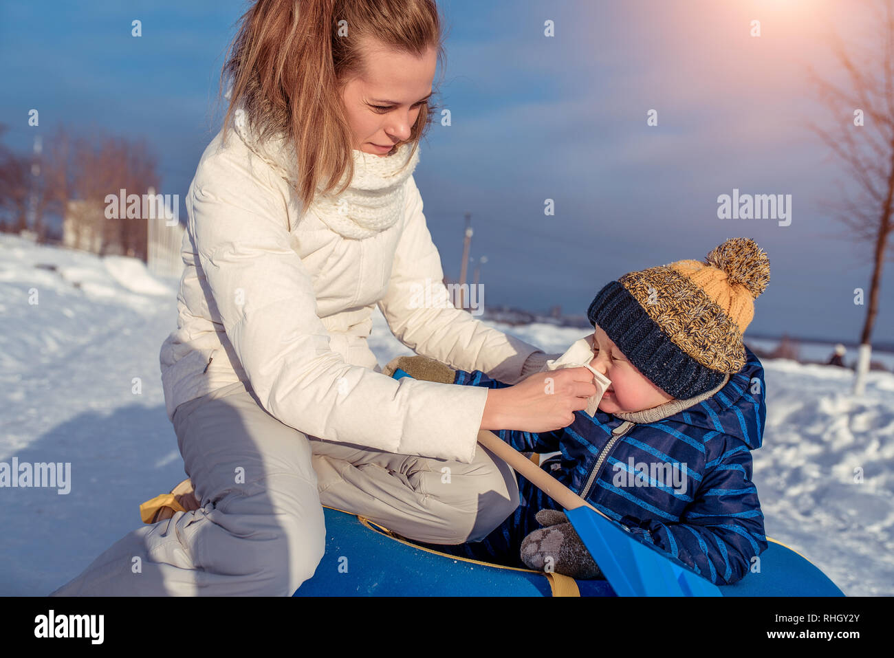 Можно ли гулять при кашле с ребенком 2 лет. Новорожденный на прогулке летом. Коляска «малыш». Прогулки с малышом. Можно ли гулять с детьми.