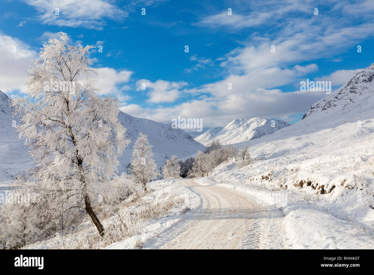 hoar frost turns the scene into a winter wonderland along the long road by Coupall Falls to Glen Etive at Rannoch Moor, Highlands, Scotland in Winter Stock Photo