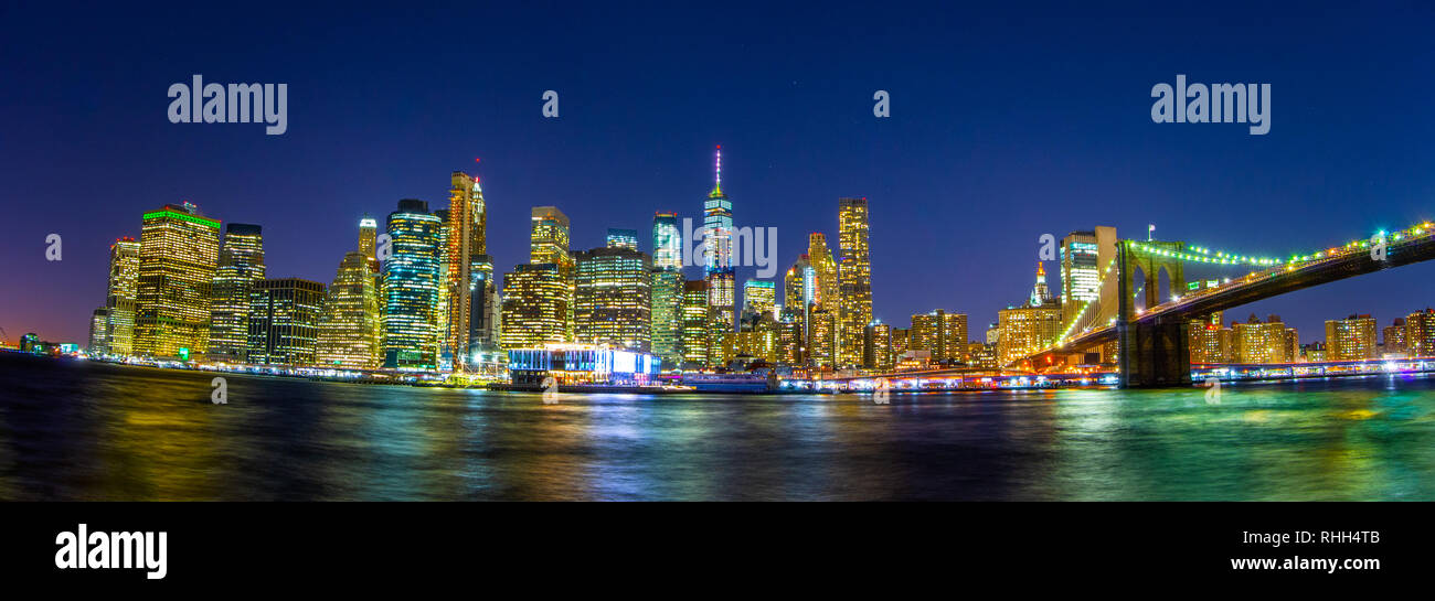 Panorama of new York city with the lights of the Manhattan skyline ...