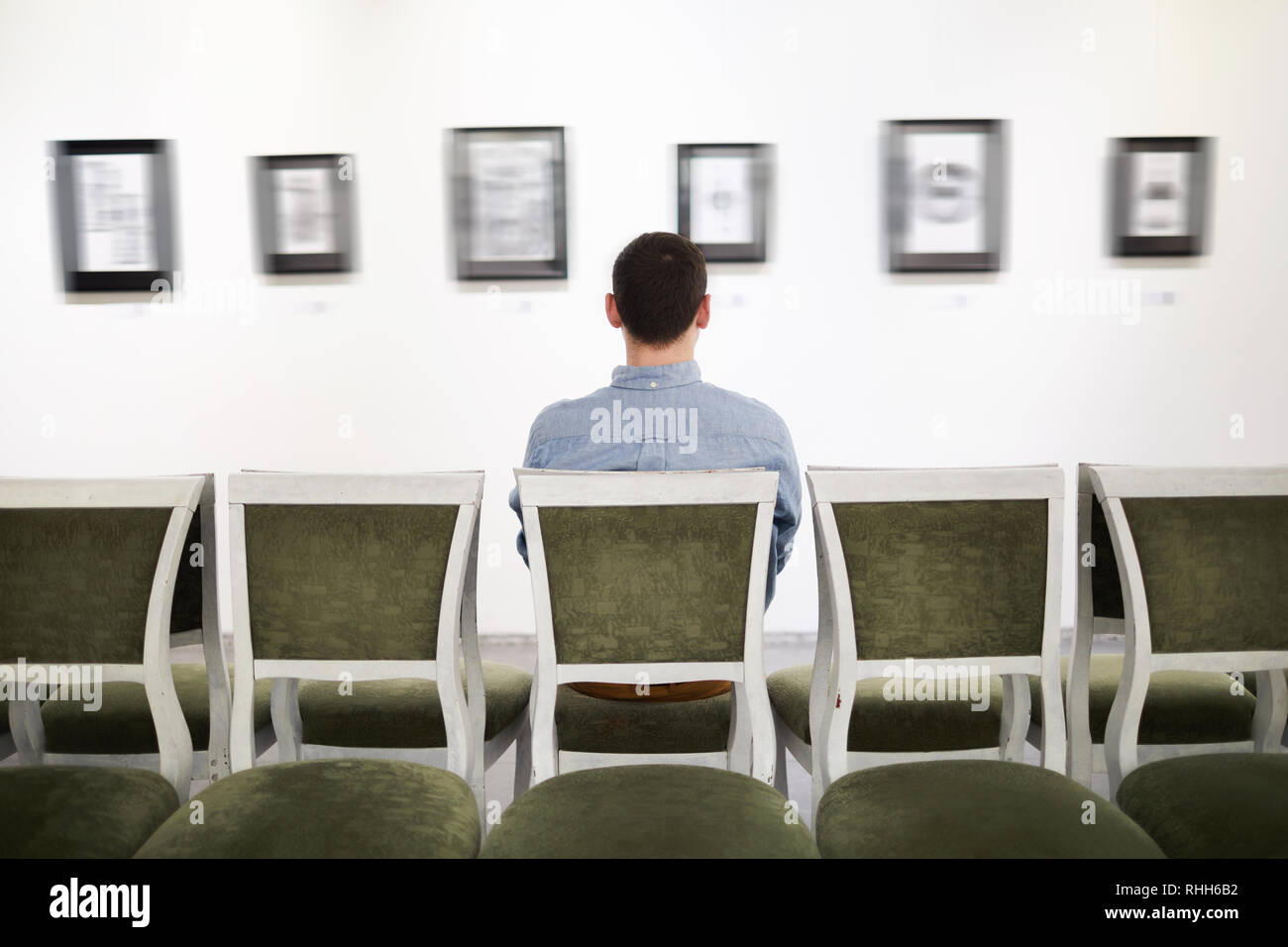Man visiting art gallery hi-res stock photography and images - Alamy
