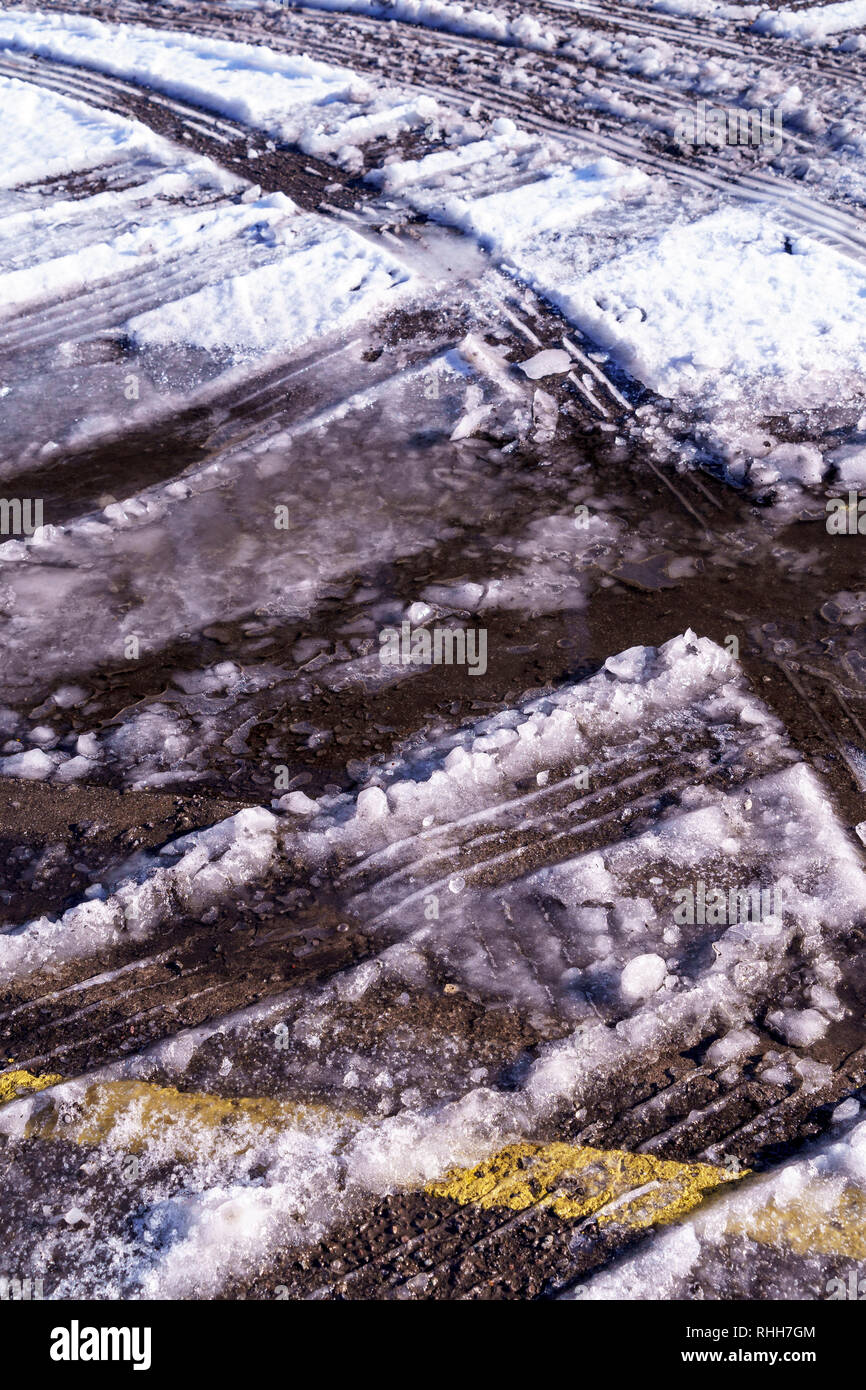 Vehicle tracks in snow hi-res stock photography and images - Alamy