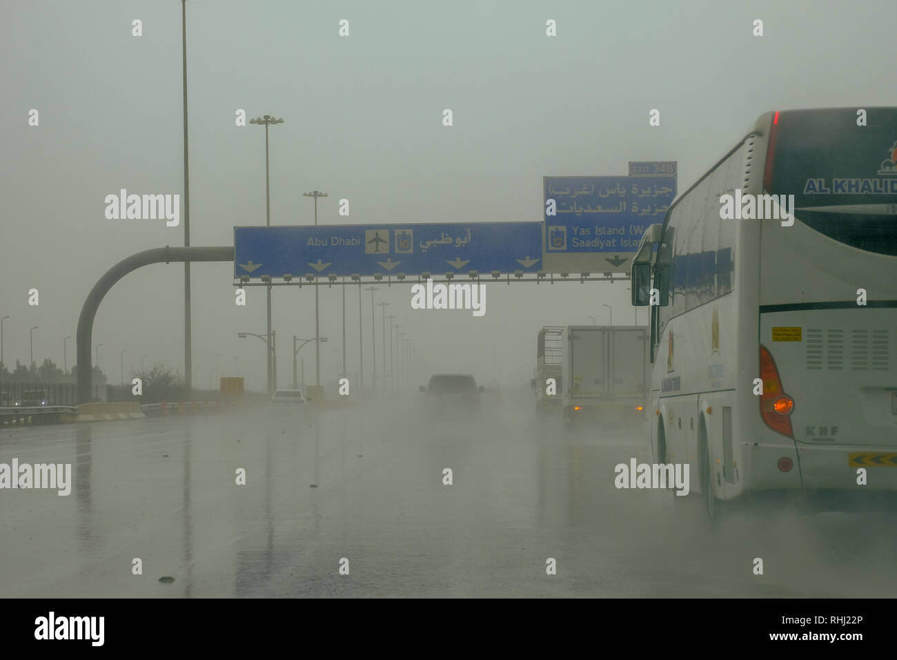 Abu Dhabi, UAE. 3rd Feb 2019. Vehicles on the road while it’s raining in Abu Dhabi. Credit: Fahd Khan/Alamy Live News Stock Photo
