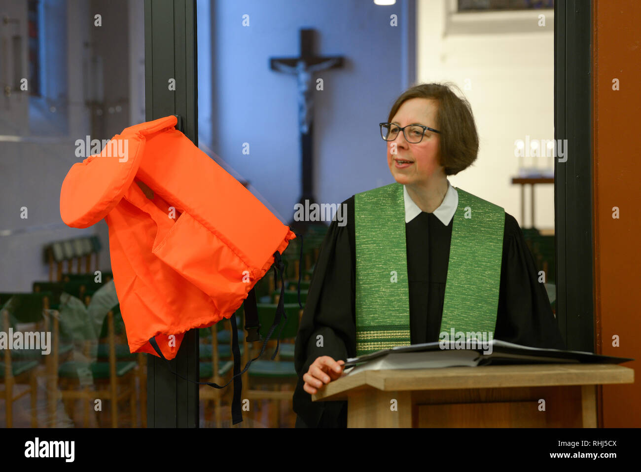 Saxony-Anhalt, Dessau-Roßlau: District head priest Annegret Friedrich-Berenbruch holds the divine service in the Protestant Church of the Resurrection. A life jacket hangs next to the desk, which was then hung up on the church tower. In the next 40 days, numerous vests at the church towers of the Protestant congregations in the city and the neighbouring congregations will draw attention to the fate of refugees. Photo: Heiko Rebsch/dpa Credit: dpa picture alliance/Alamy Live News Stock Photo