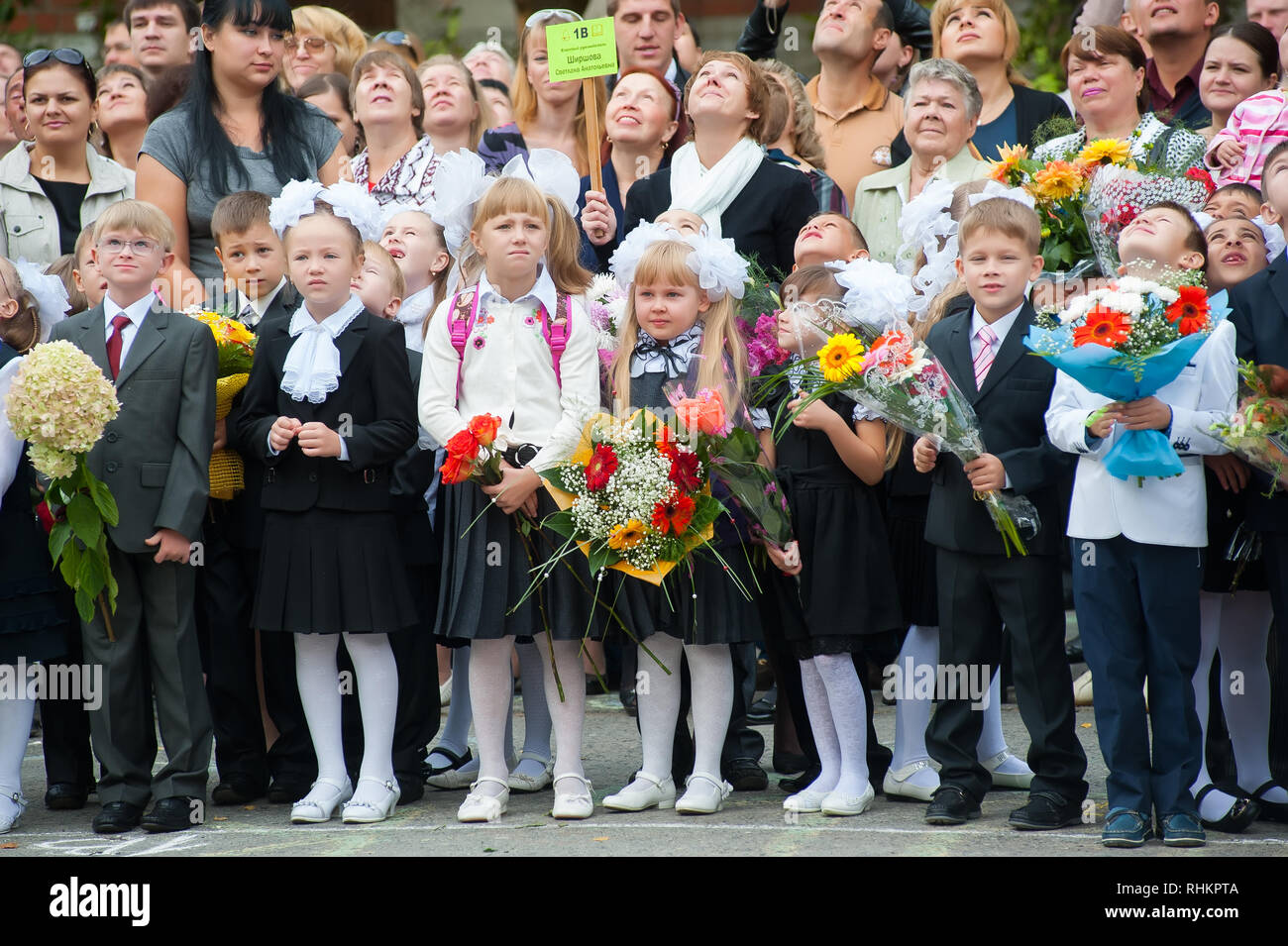 Tyumen Russia September 1 2012 School 43 Primary School Children With Teachers And Parents On The First Day Of The School Year Feast Day Of Kno Stock Photo Alamy