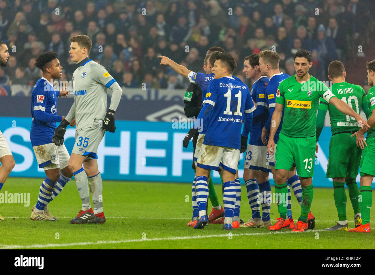 sports, football, Bundesliga, 2018/2019, FC Schalke 04 vs Borussia  Moenchengladbach 0-2, Veltins Arena Gelsenkirchen, sending-off to goal  keeper Alexander Nuebel (S04) 3.f.l. after a cynical foul to Thorgan Hazard  (MG) 2.f.r., also