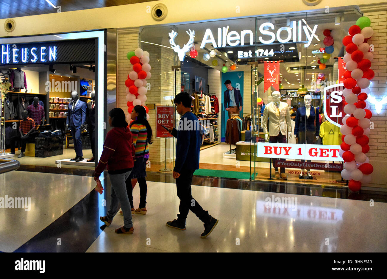 Kolkata, India. 3rd Feb, 2019. Teenagers are seen walking in front Allen solly store at a shopping mall of Kolkata Credit: Avishek Das/SOPA Images/ZUMA Wire/Alamy Live News Stock Photo