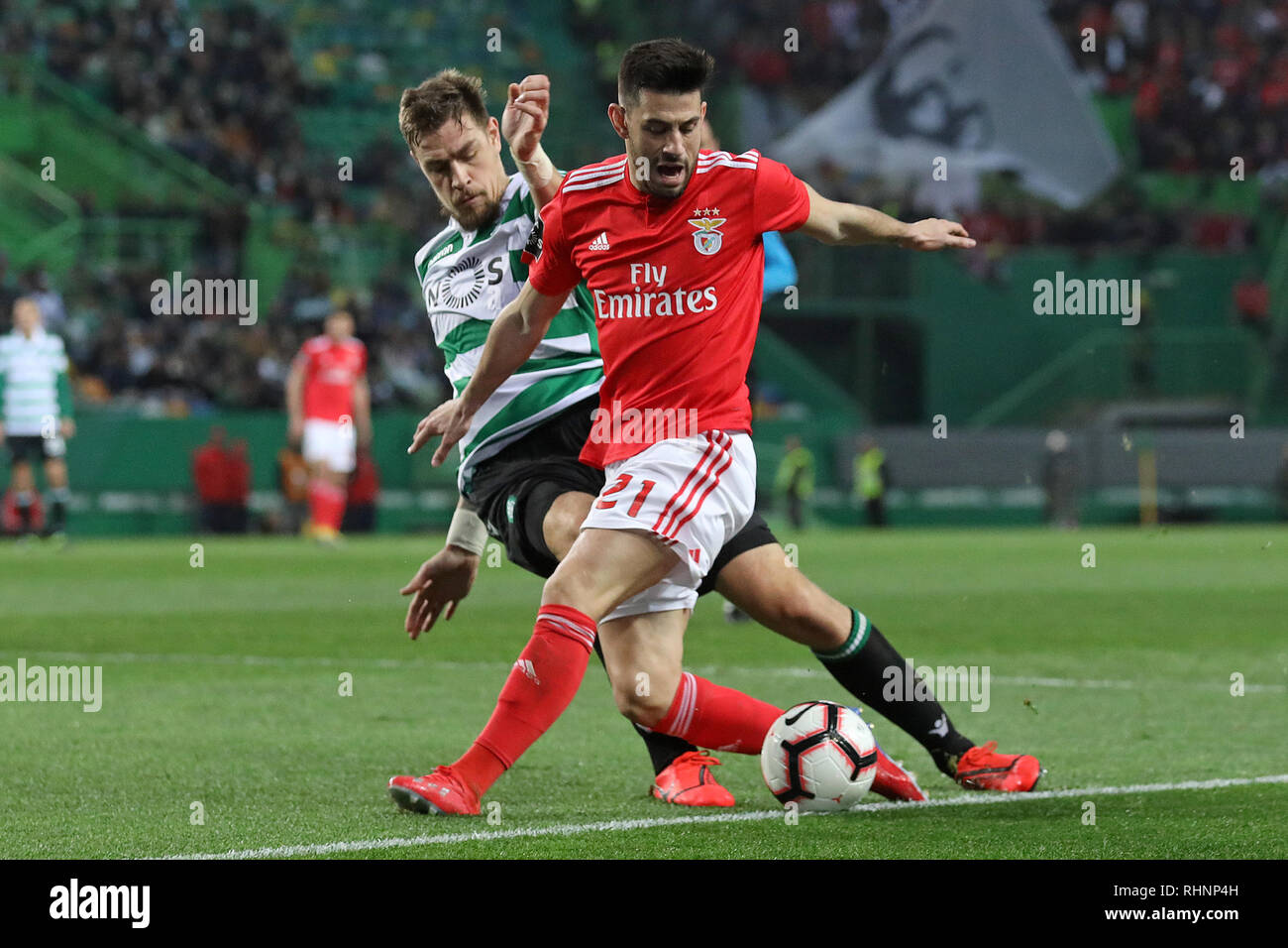 Lisbon, Portugal. 03rd Feb, 2019. Sebastián Coates of Sporting CP (L) vies for the ball with Pizzi of SL Benfica (R) during the League NOS 2018/19 footballl match between Sporting CP vs SL Benfica.  (Final score: Sporting CP 2 - 4 SL Benfica) Credit: SOPA Images Limited/Alamy Live News Stock Photo