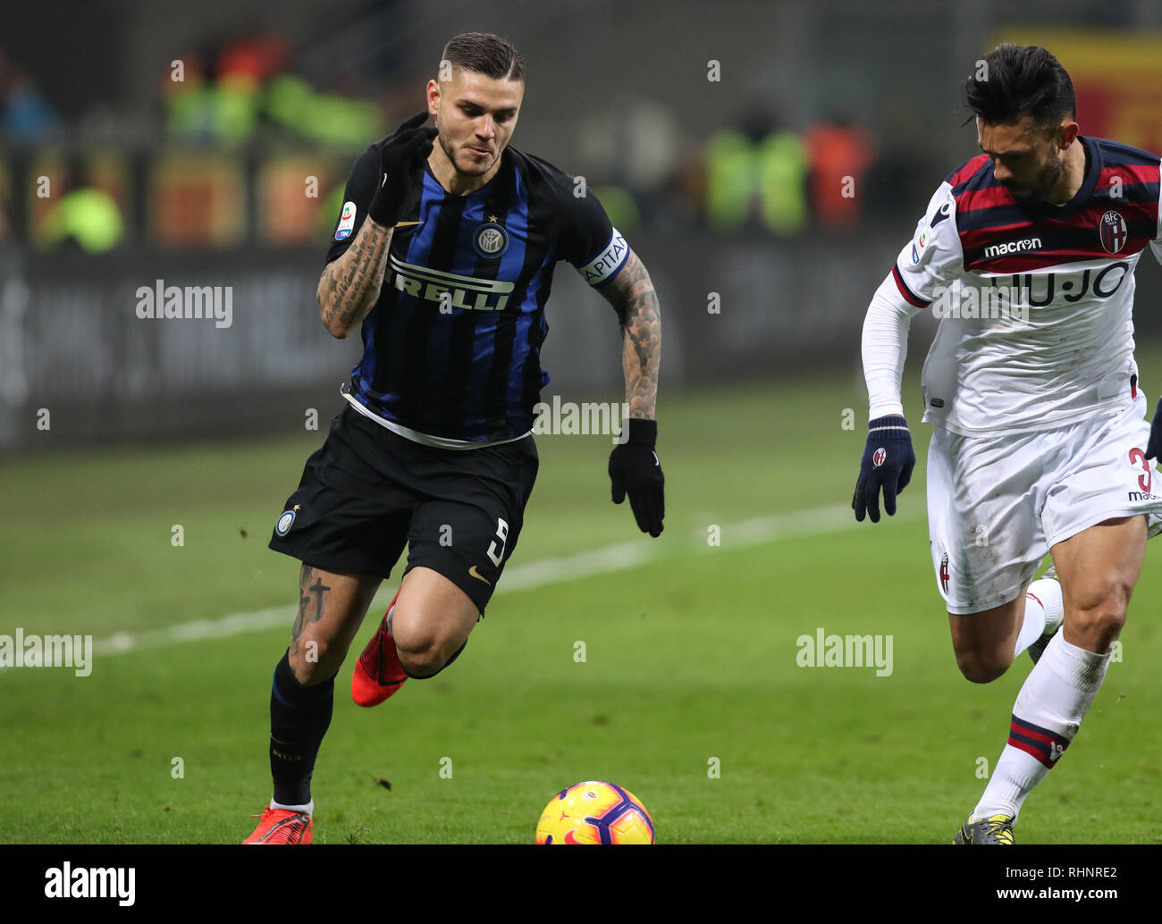 Milan. 3rd Feb, 2019. FC Inter's Mauro Icardi (L) vies with Bologna's Giancarlo Gonzalez during the Serie A soccer match between FC Inter and Bologna, in Milan, Italy, Feb.3, 2019. Bologna won 1-0. Credit: Cheng Tingting/Xinhua/Alamy Live News Stock Photo