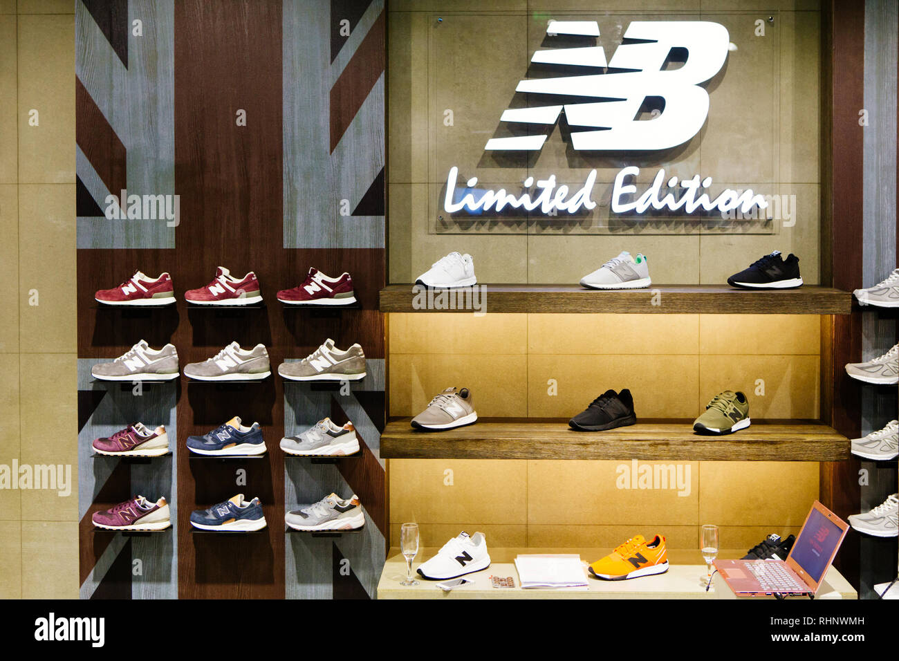 MADRID, SPAIN - SEPTEMBER 9 2018: New Balance athletic shoes on a sports  shop counter Stock Photo - Alamy