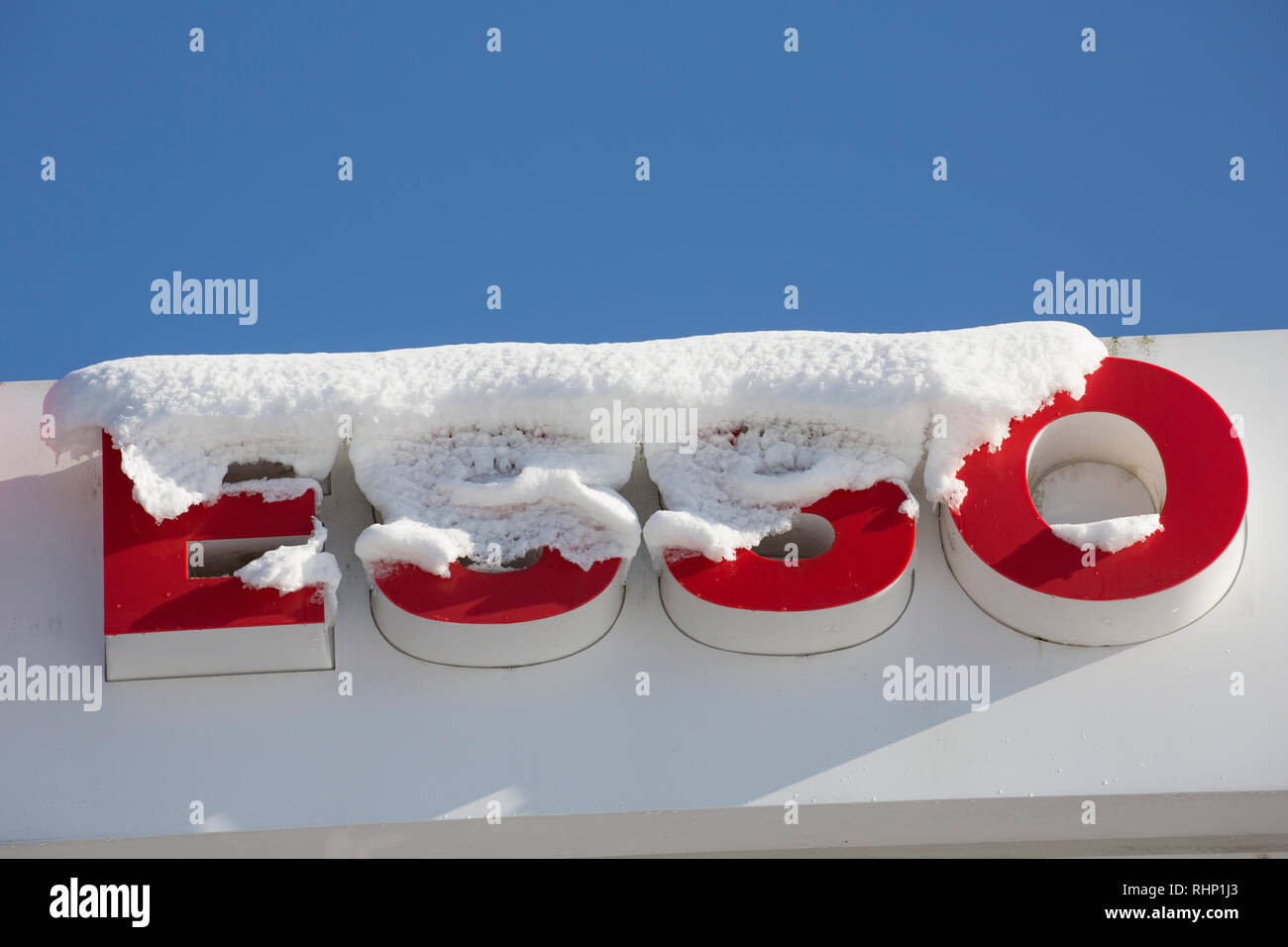 An ESSO garage sign, partially covered in snow, at a roundabout approaching Shaftesbury during snowy and icy weather. 2.2.2019. Shaftesbury North Dors Stock Photo