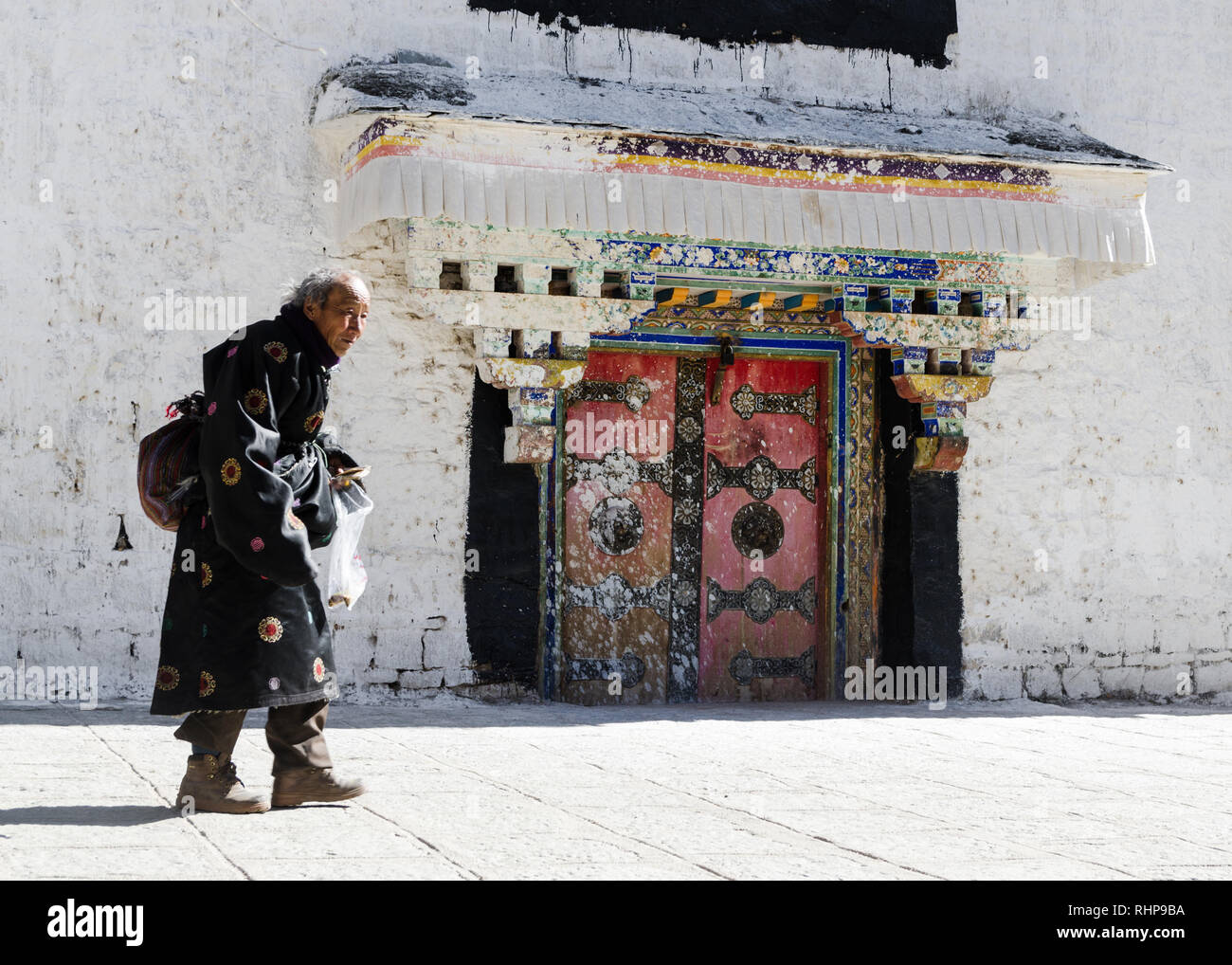 Old Tibetan man in traditional clothing in Sera monastery, Lhasa, Tibet Stock Photo