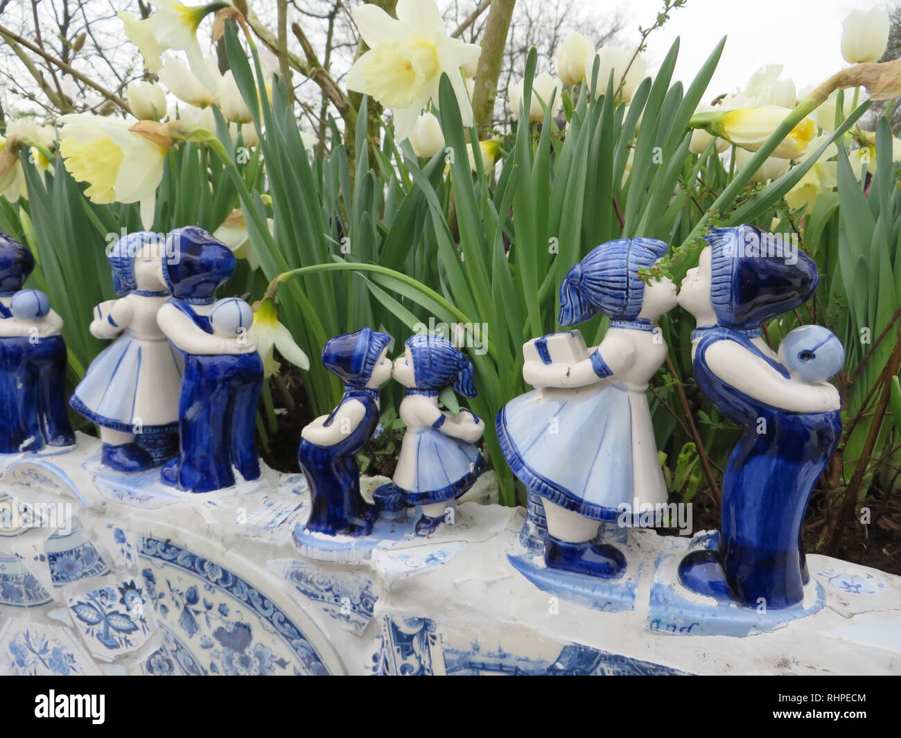 Blue porcelain sculptures, made in Delft, of couples kissing on the mouth Stock Photo