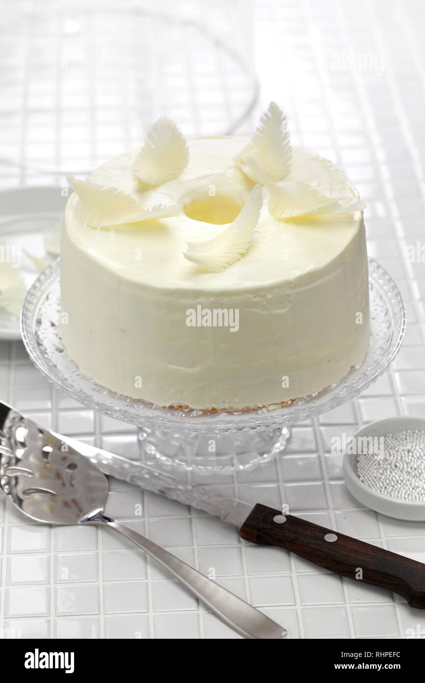 homemade angel food cake garnish ideas, white chocolate feathers Stock