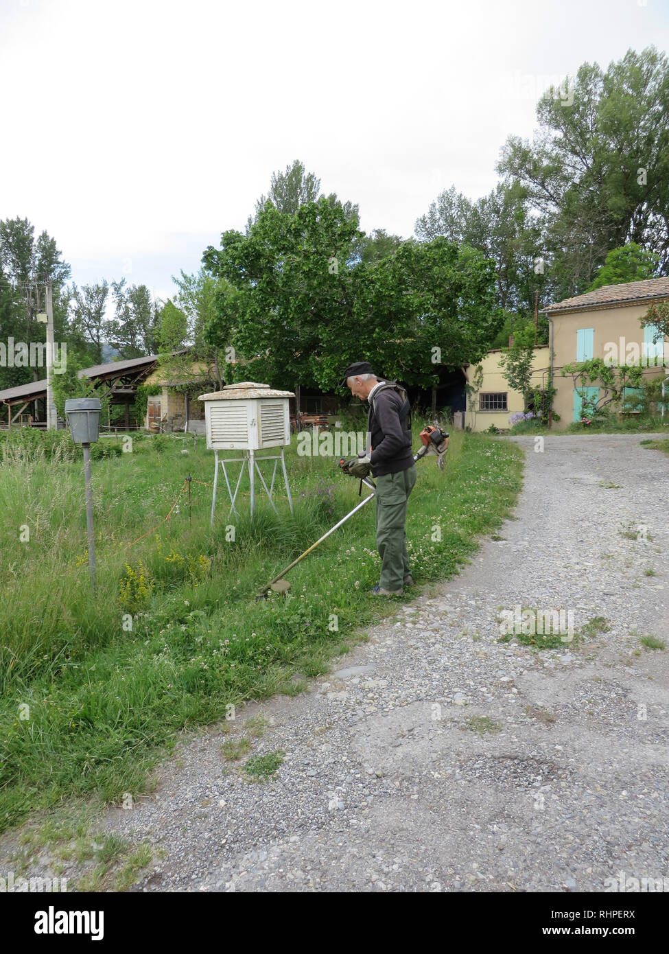 Old man working garden hi-res stock photography and images - Alamy
