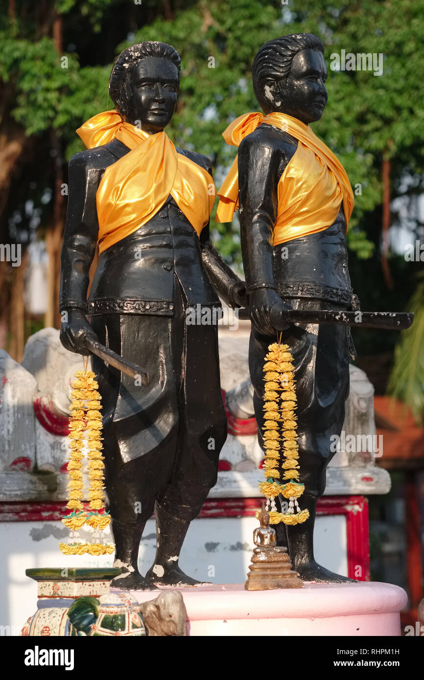 The statues of Phuket's heroic sisters Muk and Chan, in the grounds of Wat Sri Sunthorn (Soonthorn), Thalang, Phuket, Thailand Stock Photo