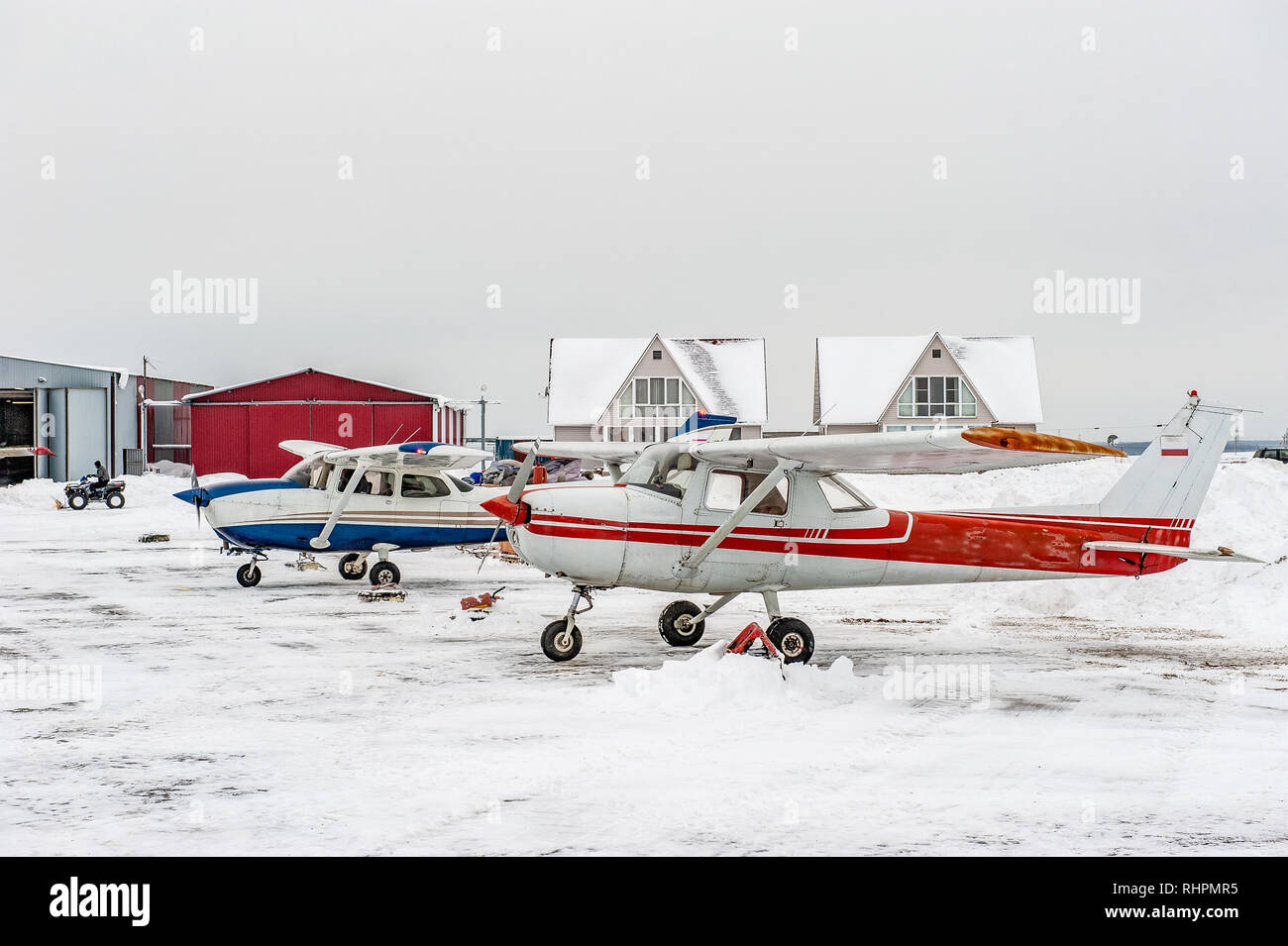 Small airplanes parked hi-res stock photography and images - Alamy